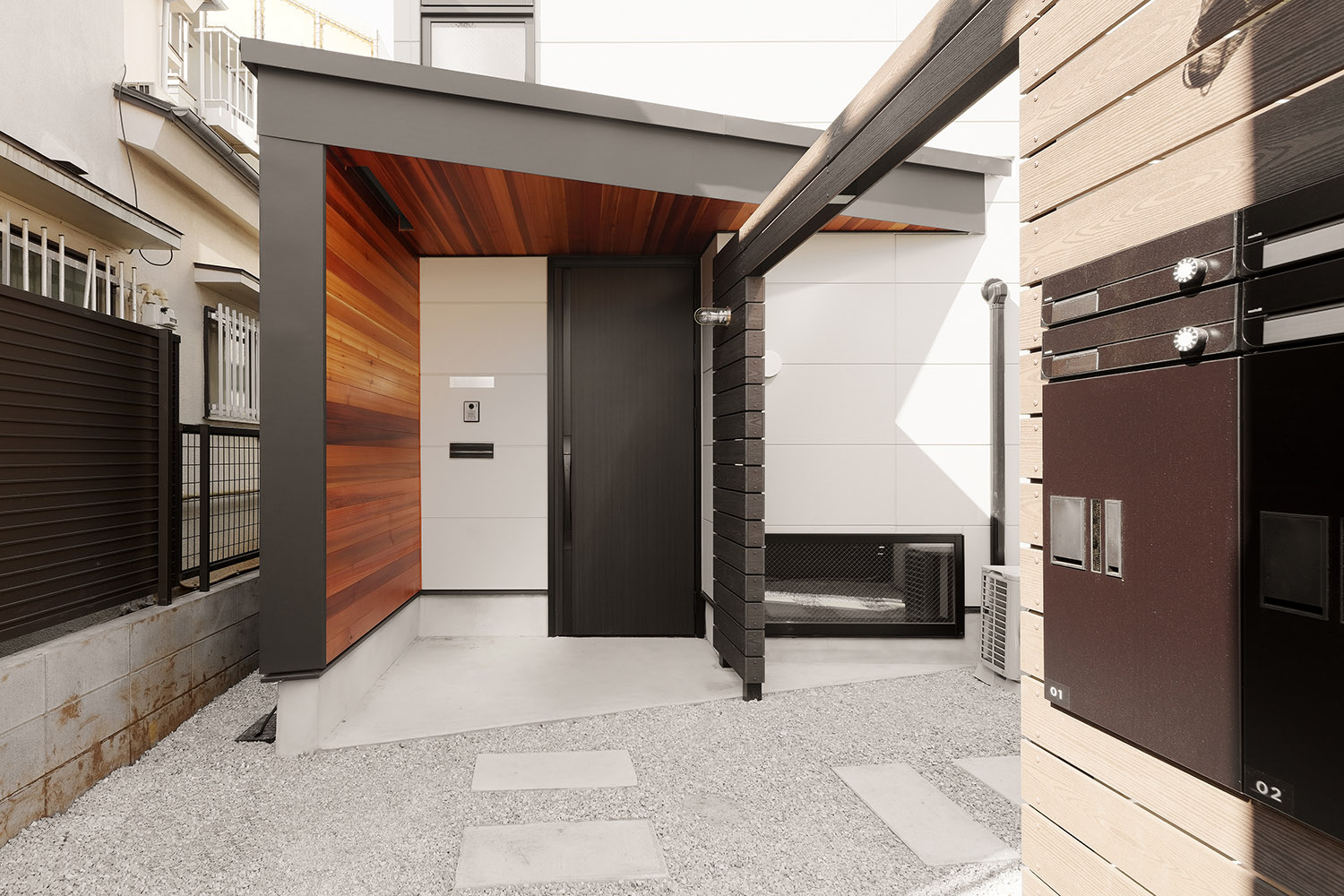 木目の壁と木目の軒天井があるプライバシー性の高い玄関・デザイン住宅 注文住宅・デザイン住宅建築実例_『CASE766 ハコ/ラセン』_外観