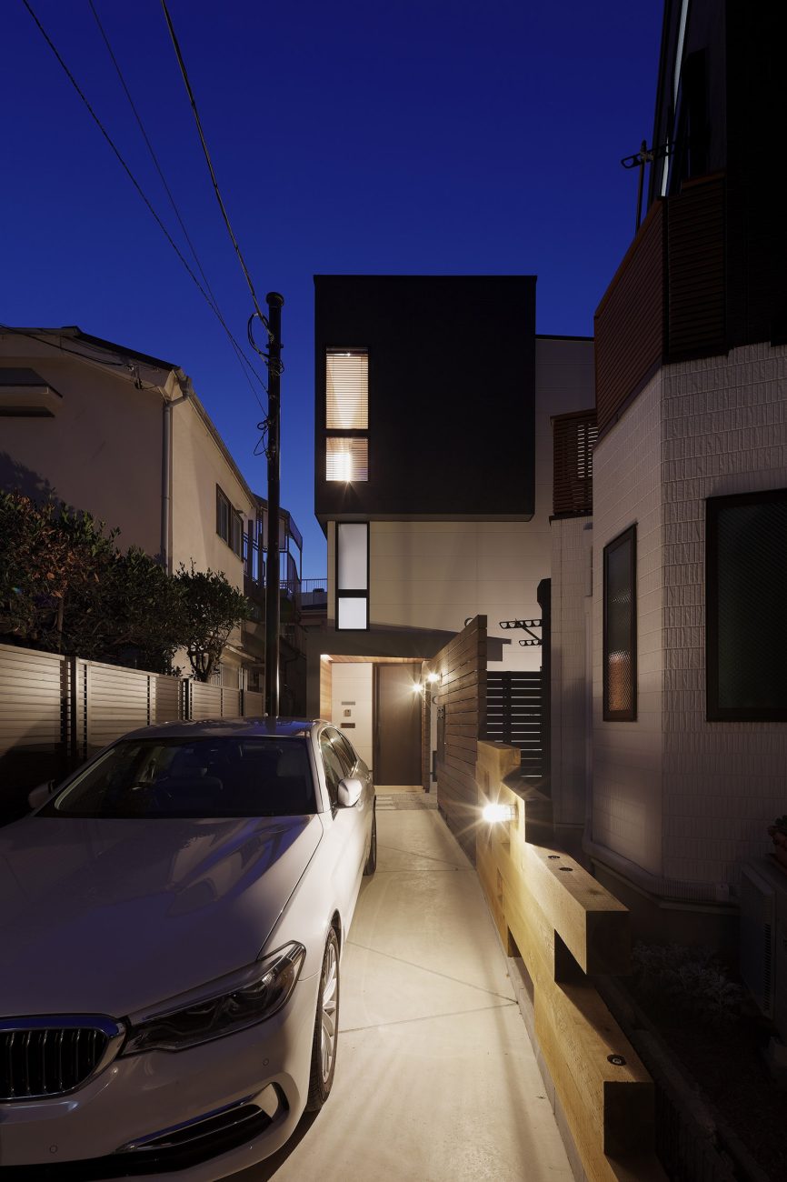 旗竿地に建つモノトーンの外観の家・デザイン住宅 注文住宅・デザイン住宅建築実例_『CASE766 ハコ/ラセン』_外観