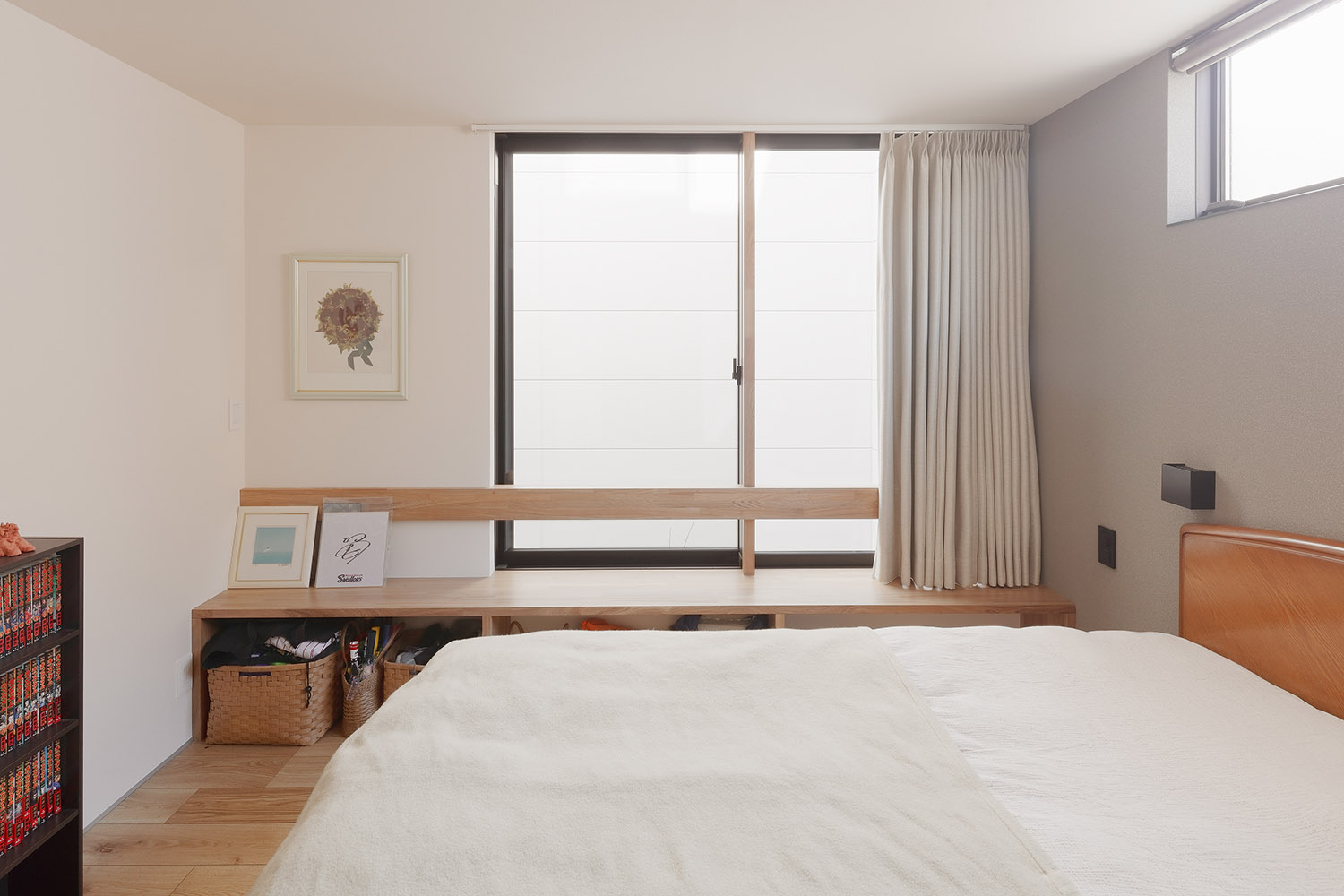 窓際にベンチがあるシンプルで明るい寝室・デザイン住宅 注文住宅・デザイン住宅建築実例_『CASE766 ハコ/ラセン』_寝室