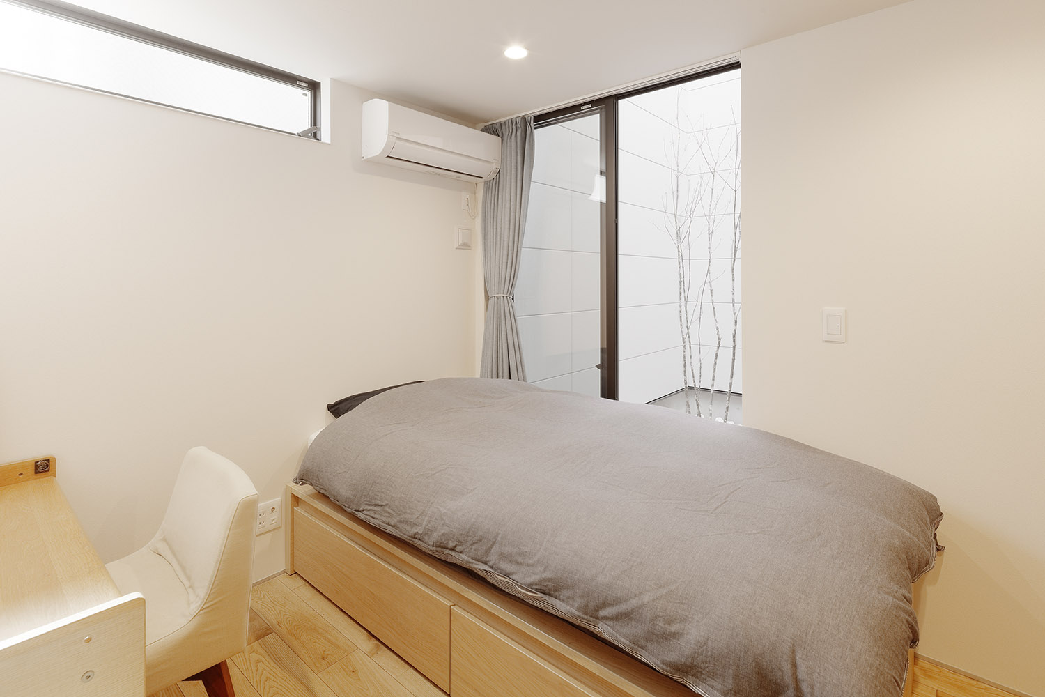 テラスに面した窓や、ベッドと勉強机のある子供部屋・デザイン住宅 注文住宅・デザイン住宅建築実例_『CASE766 ハコ/ラセン』_子供部屋