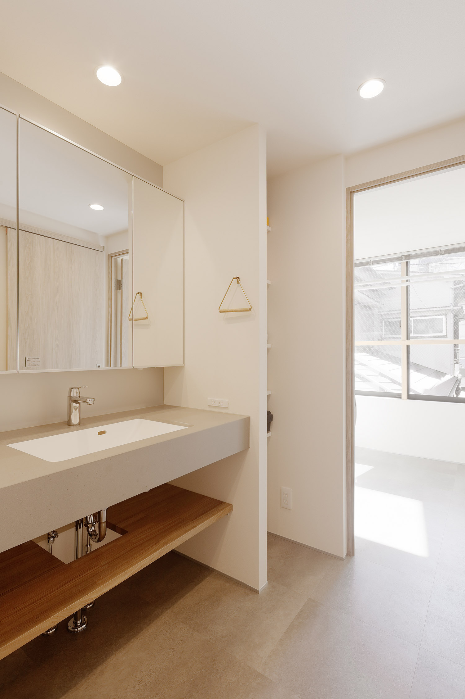 収納棚付きの洗面台があるシンプルで機能的な洗面所・デザイン住宅 注文住宅・デザイン住宅建築実例_『CASE766 ハコ/ラセン』_浴室・洗面所