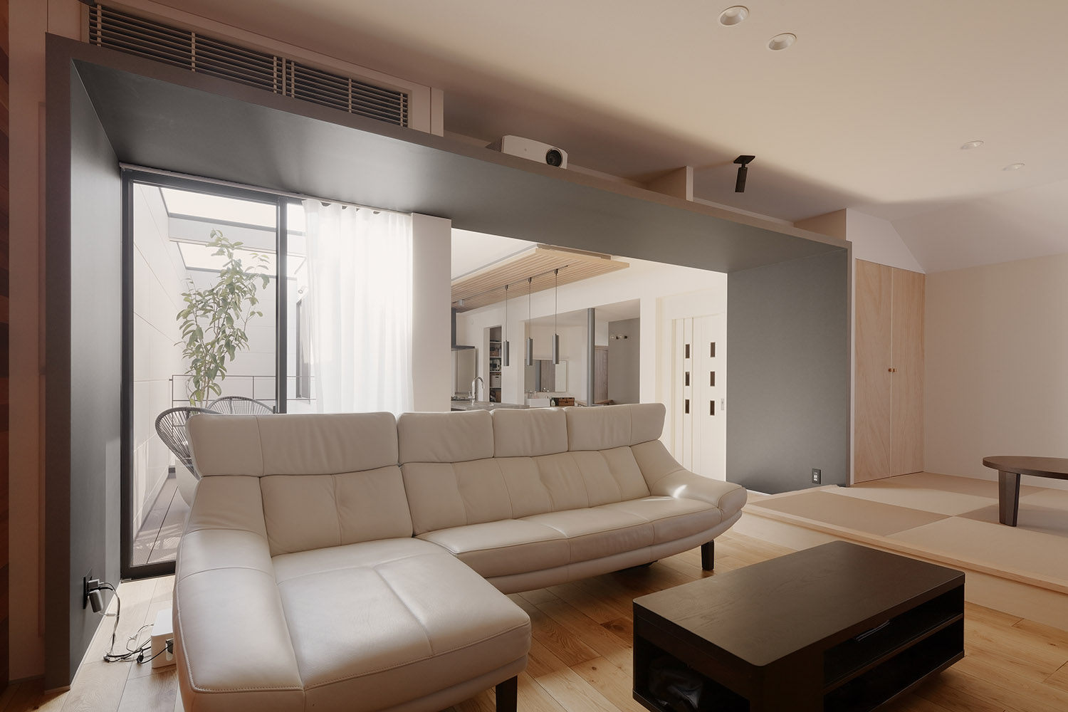 白いL字ソファーや畳スペースがあるシンプルなLDK・デザイン住宅 注文住宅・デザイン住宅建築実例_『CASE766 ハコ/ラセン』_LDK