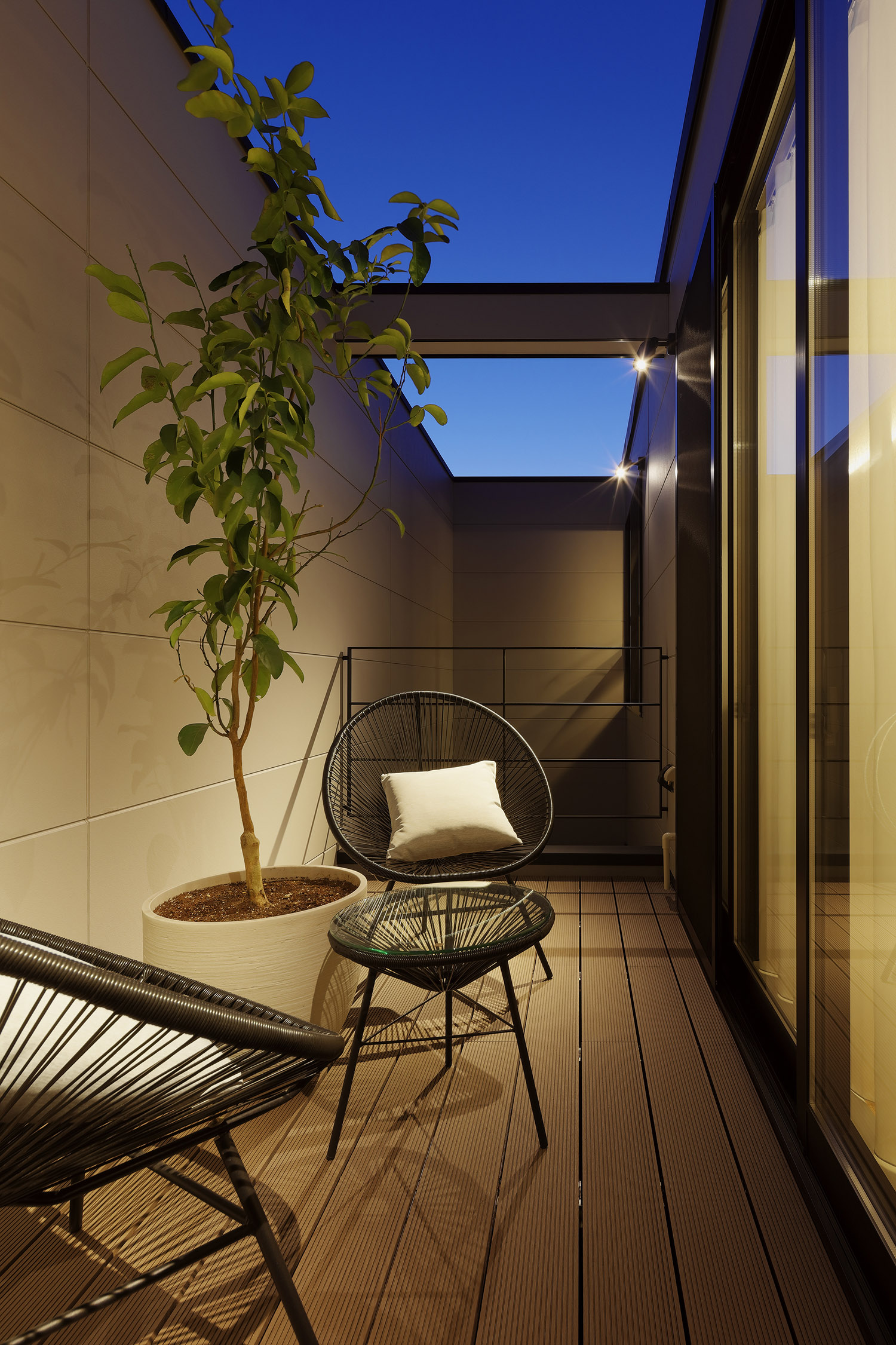 高い目隠し壁が取り付けられたウッドデッキのおしゃれなテラス・デザイン住宅 注文住宅・デザイン住宅建築実例_『CASE766 ハコ/ラセン』_テラス・バルコニー