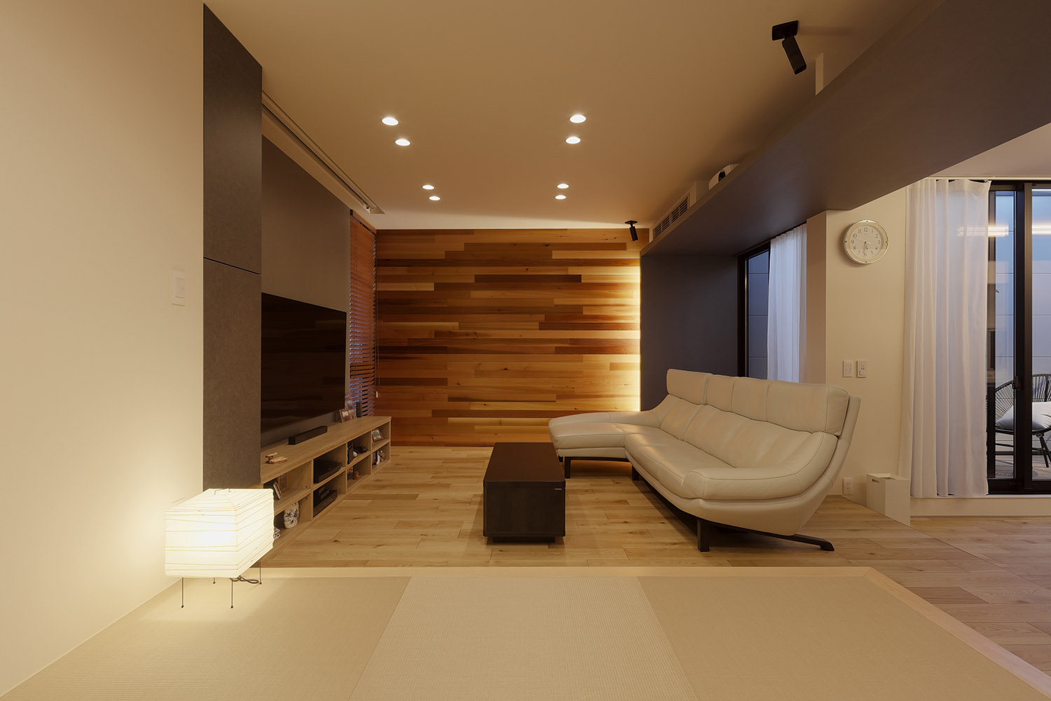 木目のアクセントウォールが間接照明に照らされるおしゃれなLDK・デザイン住宅 注文住宅・デザイン住宅建築実例_『CASE766 ハコ/ラセン』_LDK