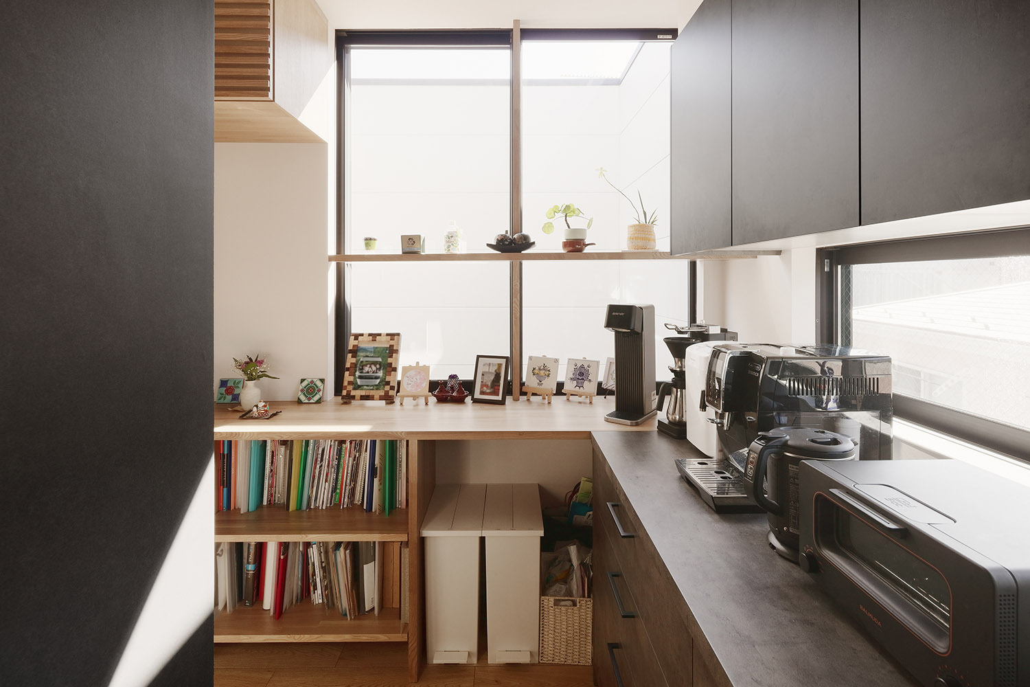 窓から光が入る半個室のカップボード・デザイン住宅 注文住宅・デザイン住宅建築実例_『CASE766 ハコ/ラセン』_キッチン