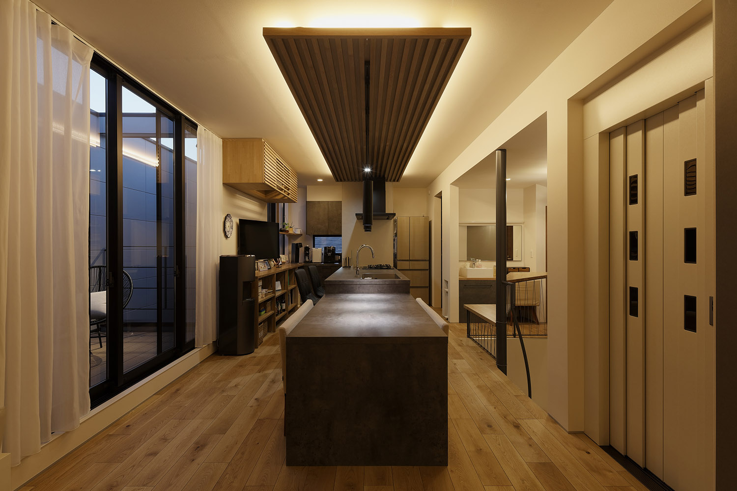 木目の下がり天井に間接照明が取り付けられたおしゃれなLDK・デザイン住宅 注文住宅・デザイン住宅建築実例_『CASE766 ハコ/ラセン』_キッチン