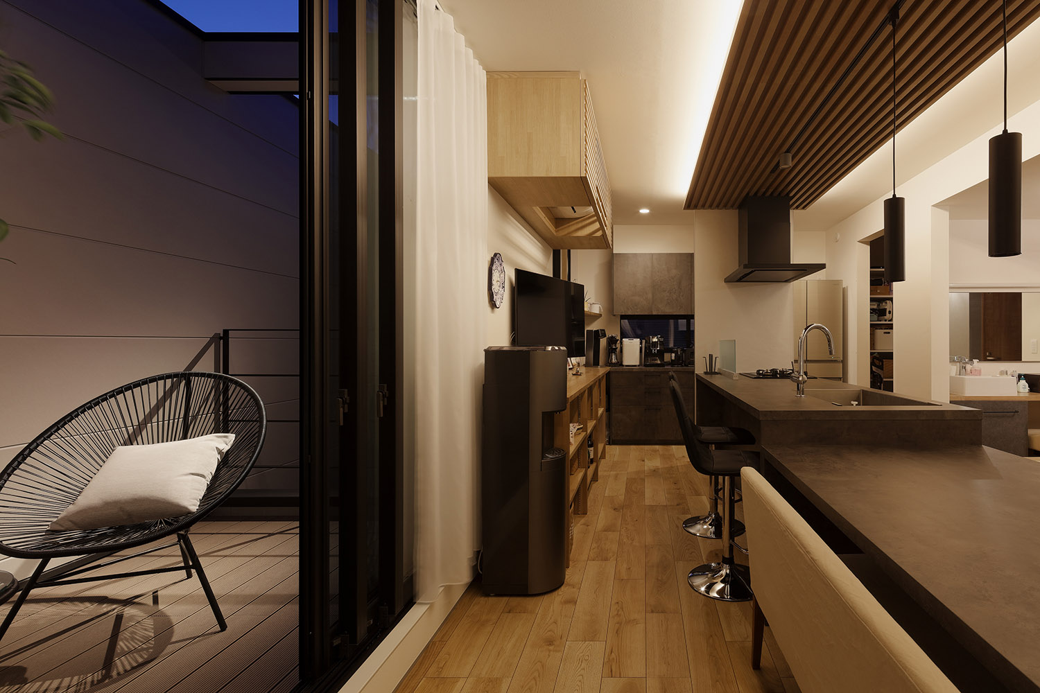 テラスに面した開放的なLDK・デザイン住宅 注文住宅・デザイン住宅建築実例_『CASE766 ハコ/ラセン』_LDK