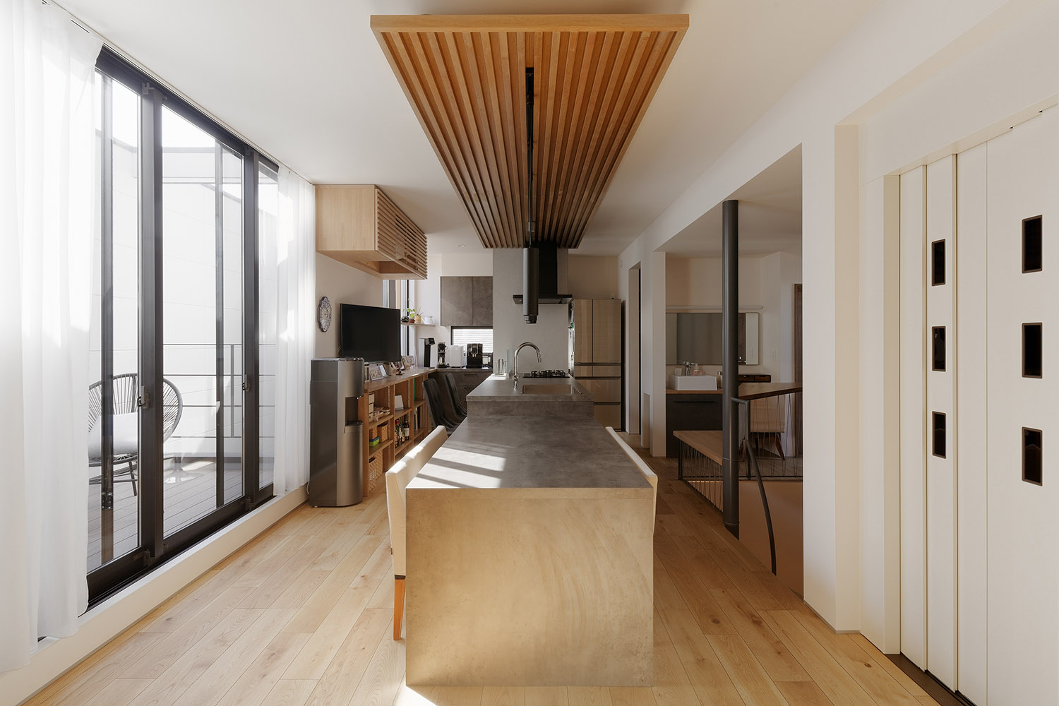 木目の下がり天井があるキッチンと一体となったダイニングテーブル・デザイン住宅 注文住宅・デザイン住宅建築実例_『CASE766 ハコ/ラセン』_キッチン