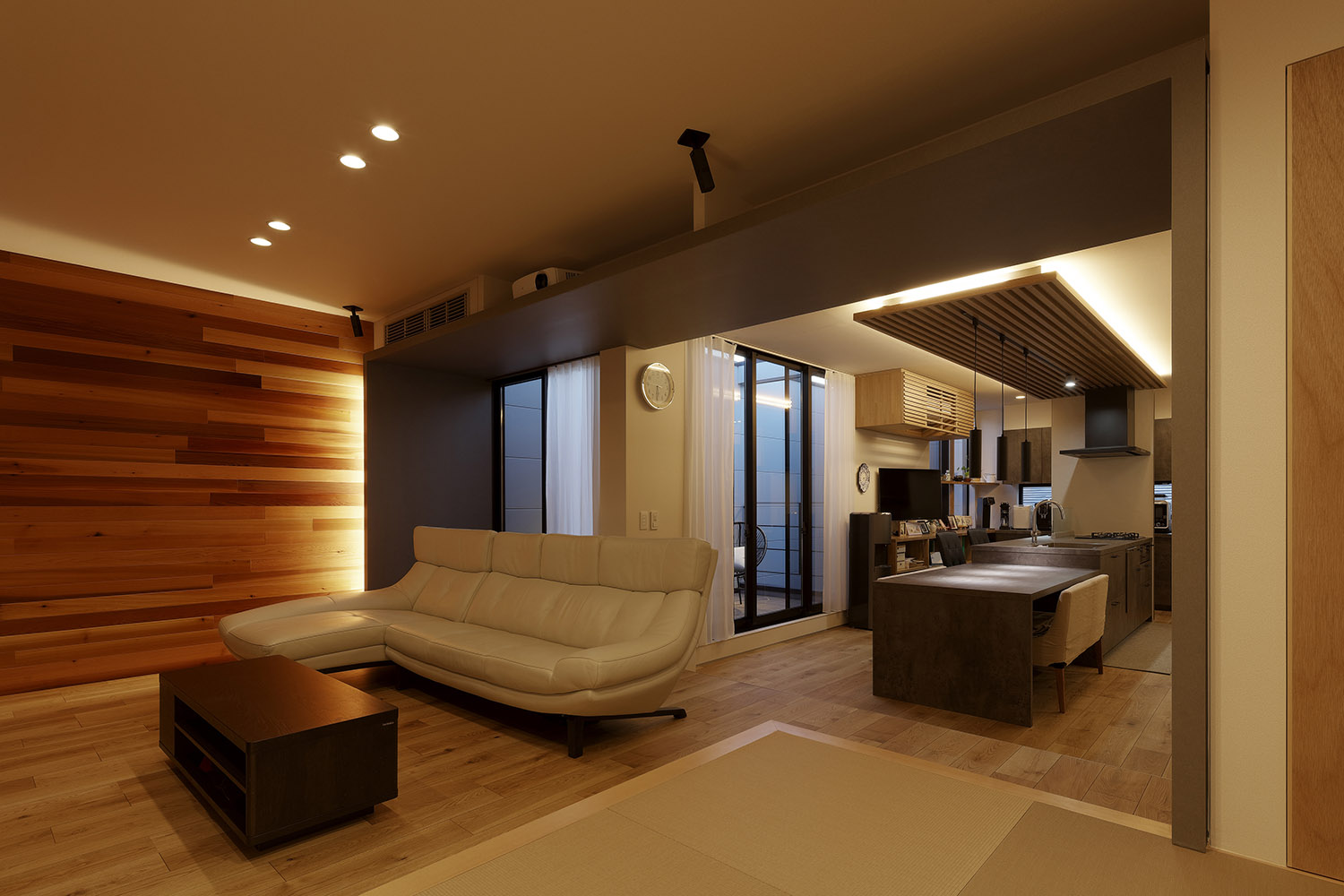 壁際に間接照明を取り付けたプロジェクターのあるLDK・デザイン住宅 注文住宅・デザイン住宅建築実例_『CASE766 ハコ/ラセン』_LDK