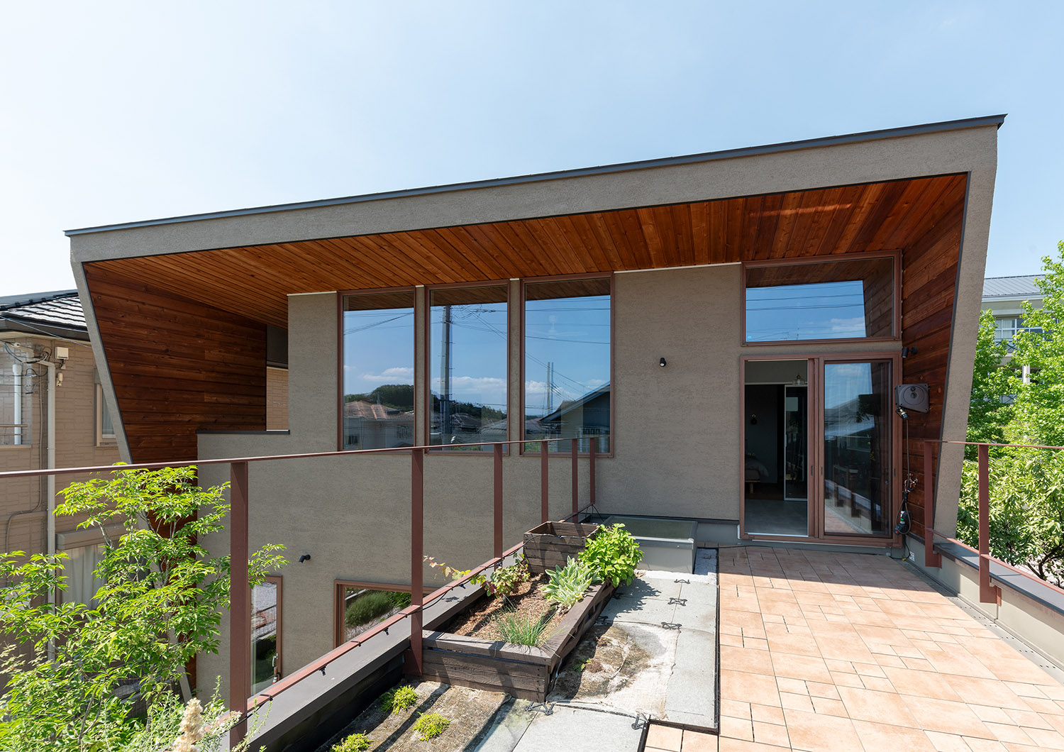 軒天井に木目を張ったカフェのようなバルコニーのある家・デザイン住宅 注文住宅・デザイン住宅建築実例_『CASE767 ウチソトのドマ』_外観