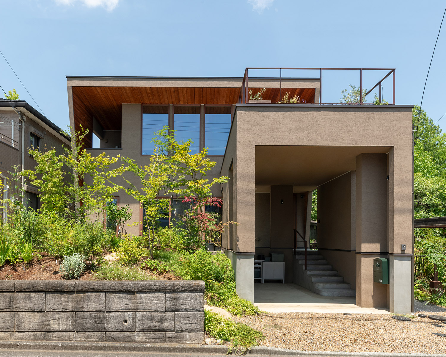 デザイン住宅建築実例_外観・注文住宅『CASE767 ウチソトのドマ』の建築実例・施⼯例の写真・建物外観全体 注文住宅・デザイン住宅建築実例_『CASE767 ウチソトのドマ』_外観