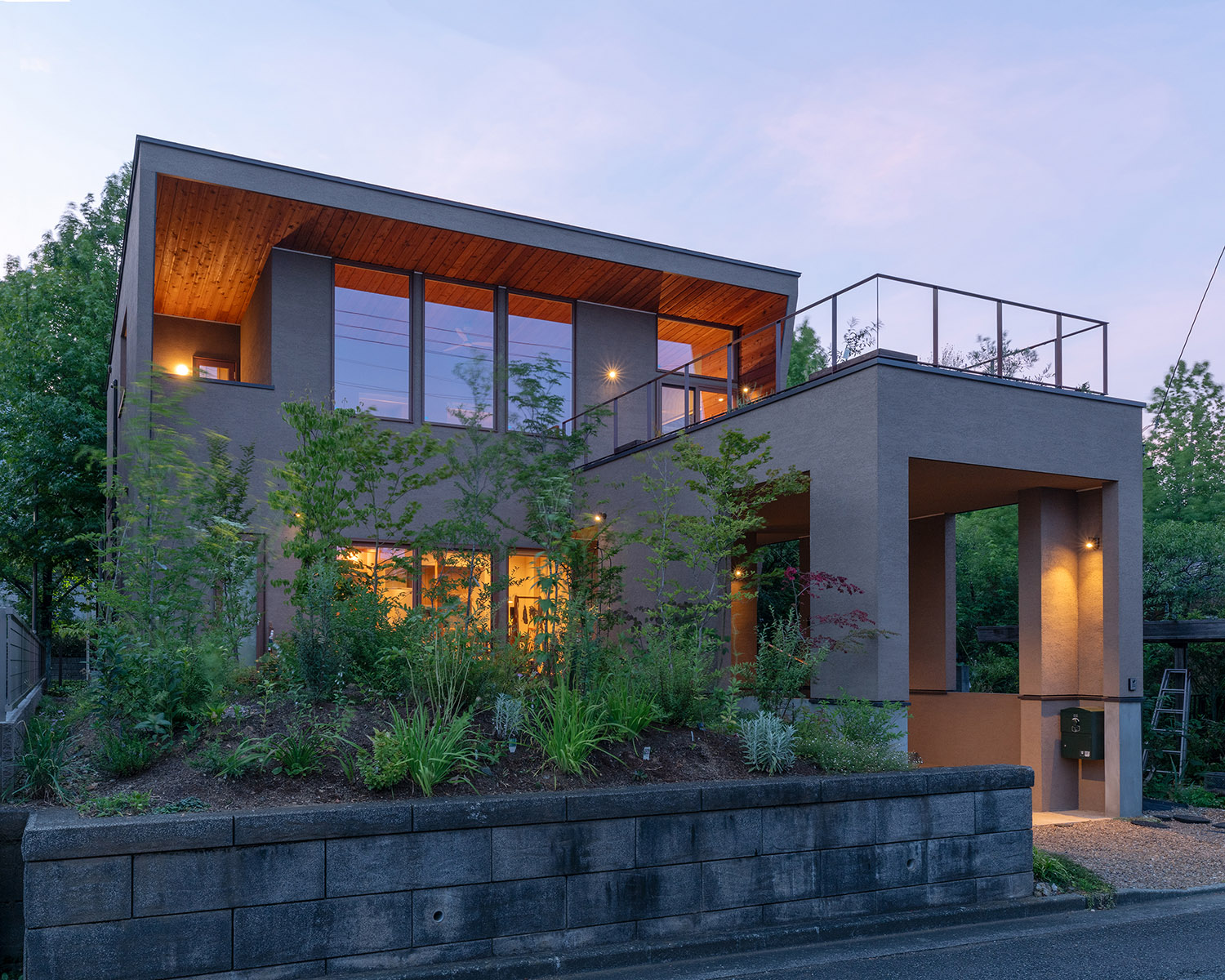 インナーガレージや開放的なバルコニーがあるスクエアな外観の家・デザイン住宅 注文住宅・デザイン住宅建築実例_『CASE767 ウチソトのドマ』_外観