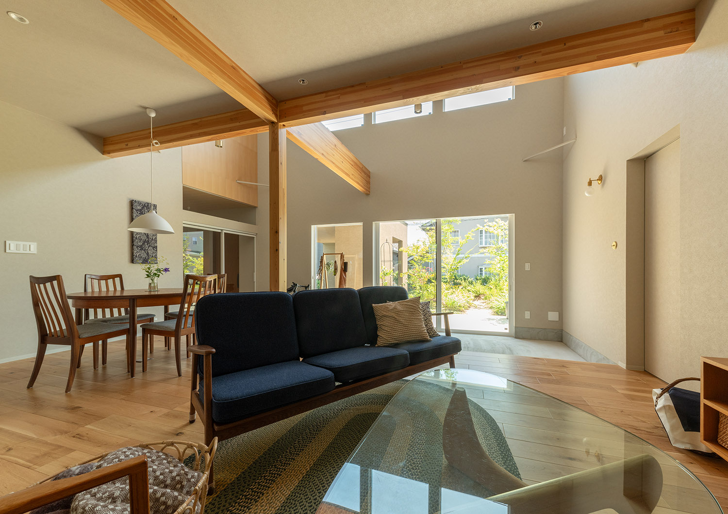 大きな窓からテラスが見える開放感のあるLDK・デザイン住宅 注文住宅・デザイン住宅建築実例_『CASE767 ウチソトのドマ』_LDK