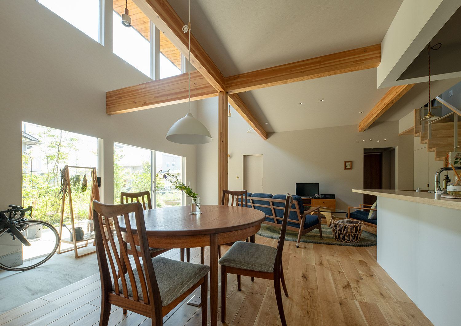 吹き抜けと土間がある明るく開放的なLDK・デザイン住宅 注文住宅・デザイン住宅建築実例_『CASE767 ウチソトのドマ』_LDK