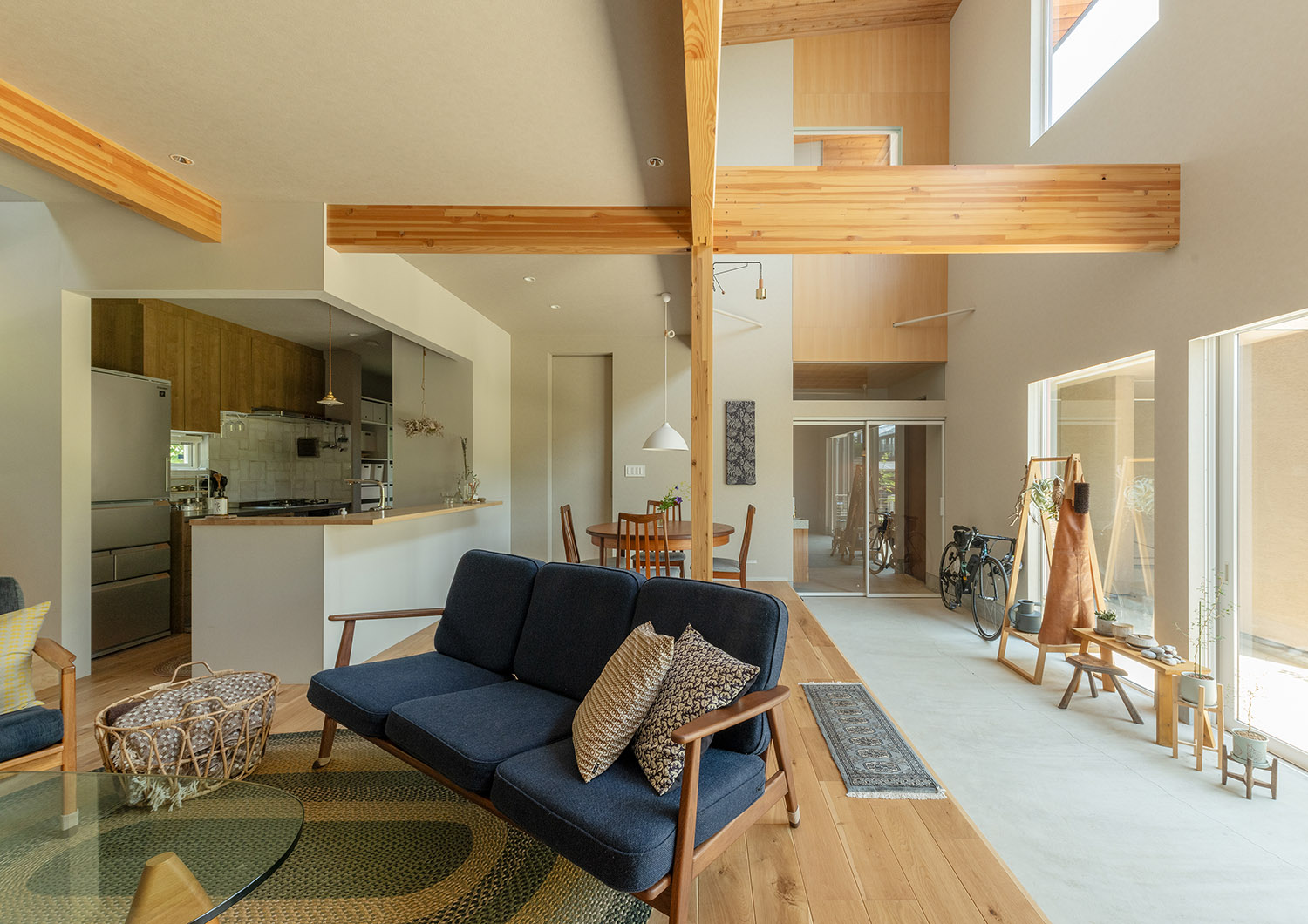 土間と木の化粧梁が空間のアクセントとなったリビング