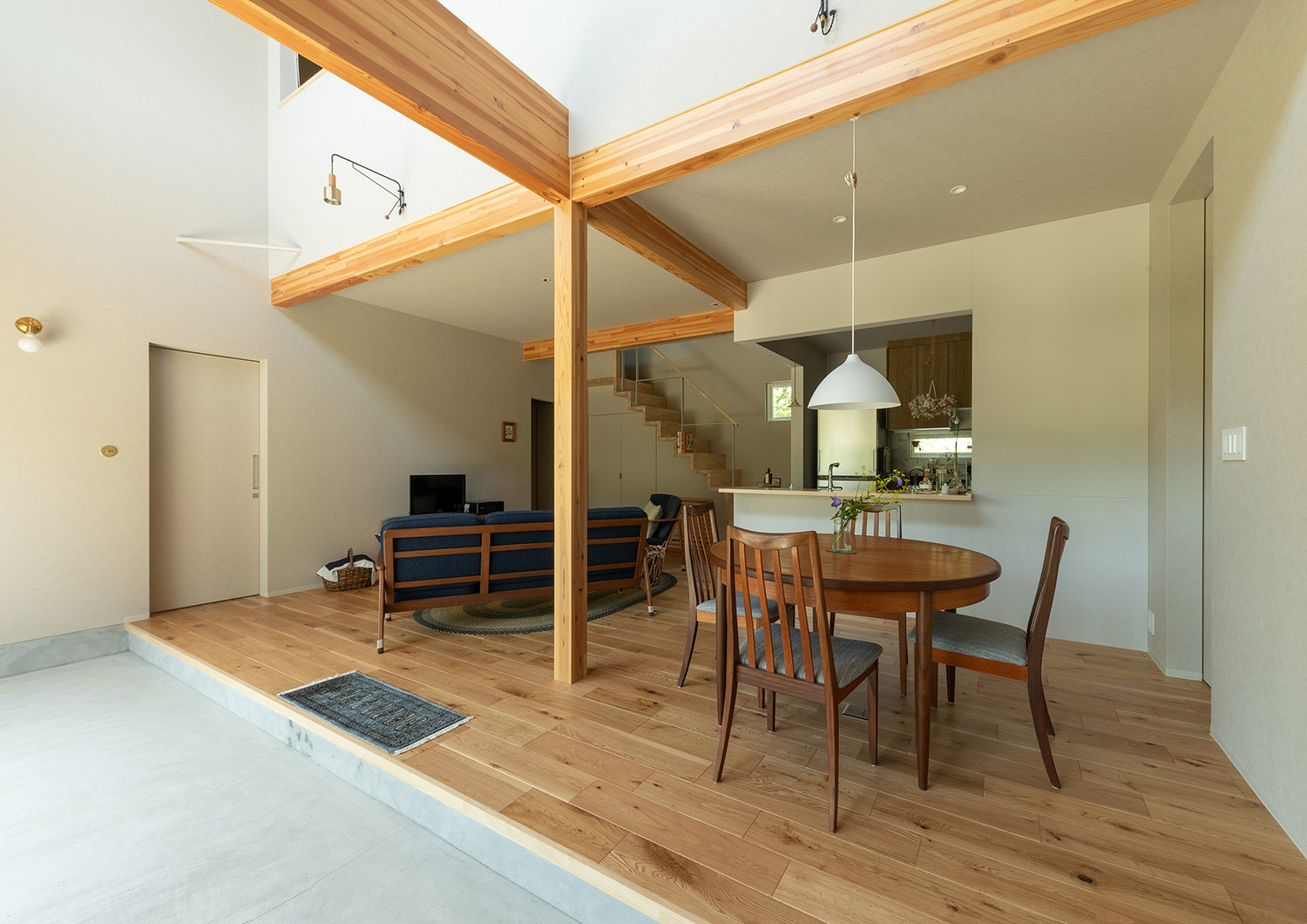 木の丸いダイニングテーブルがあるナチュラルでおしゃれなLDK・デザイン住宅 注文住宅・デザイン住宅建築実例_『CASE767 ウチソトのドマ』_LDK