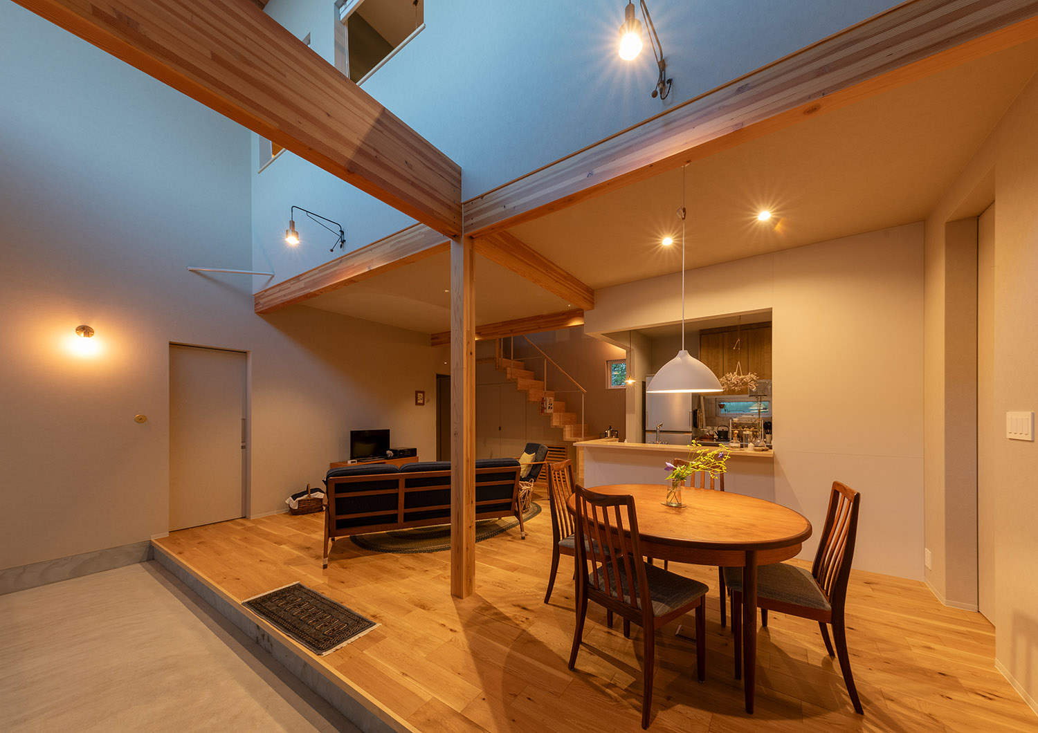 吹き抜けの土間空間と繋がるフローリングのLDK・デザイン住宅 注文住宅・デザイン住宅建築実例_『CASE767 ウチソトのドマ』_LDK