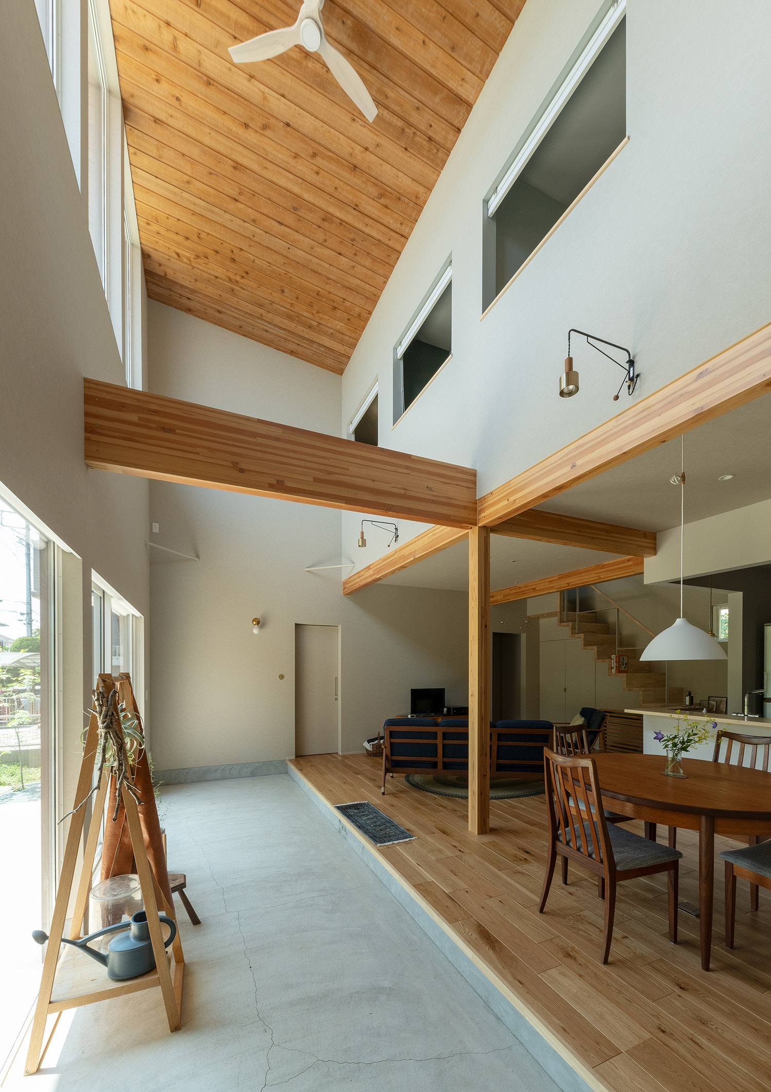 木目の天井がナチュラルなテイストを添える吹き抜けの土間