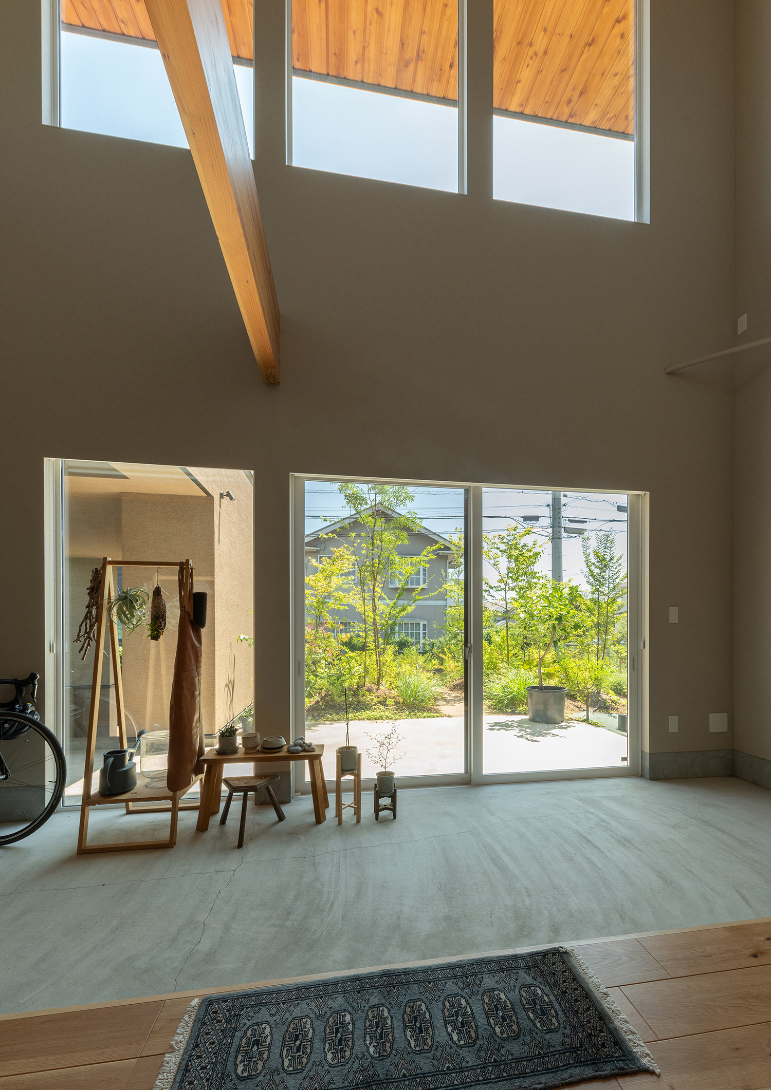 テラスに面した大きな窓がある開放的な吹き抜けの土間・デザイン住宅 注文住宅・デザイン住宅建築実例_『CASE767 ウチソトのドマ』_LDK