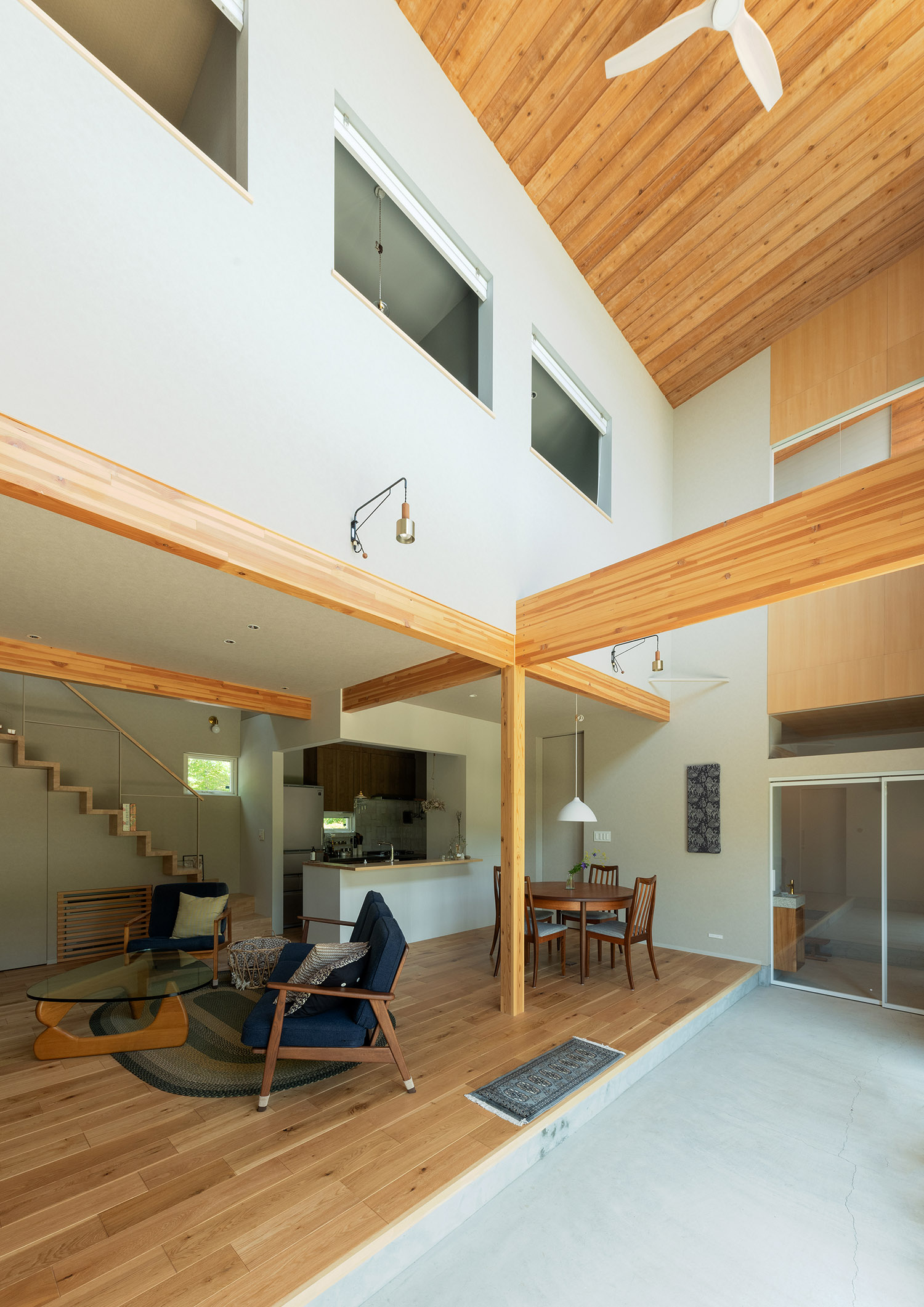 吹き抜けに面した室内窓がある土間空間・デザイン住宅 注文住宅・デザイン住宅建築実例_『CASE767 ウチソトのドマ』_LDK