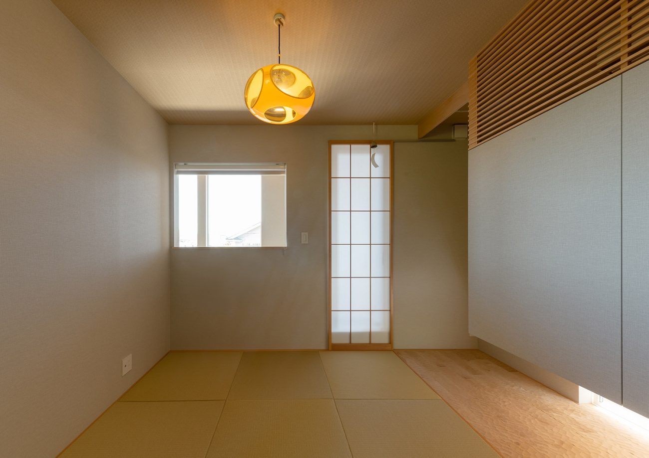 おしゃれなペンダントライトを取り付けたモダンな和室・デザイン住宅 注文住宅・デザイン住宅建築実例_『CASE767 ウチソトのドマ』_和室
