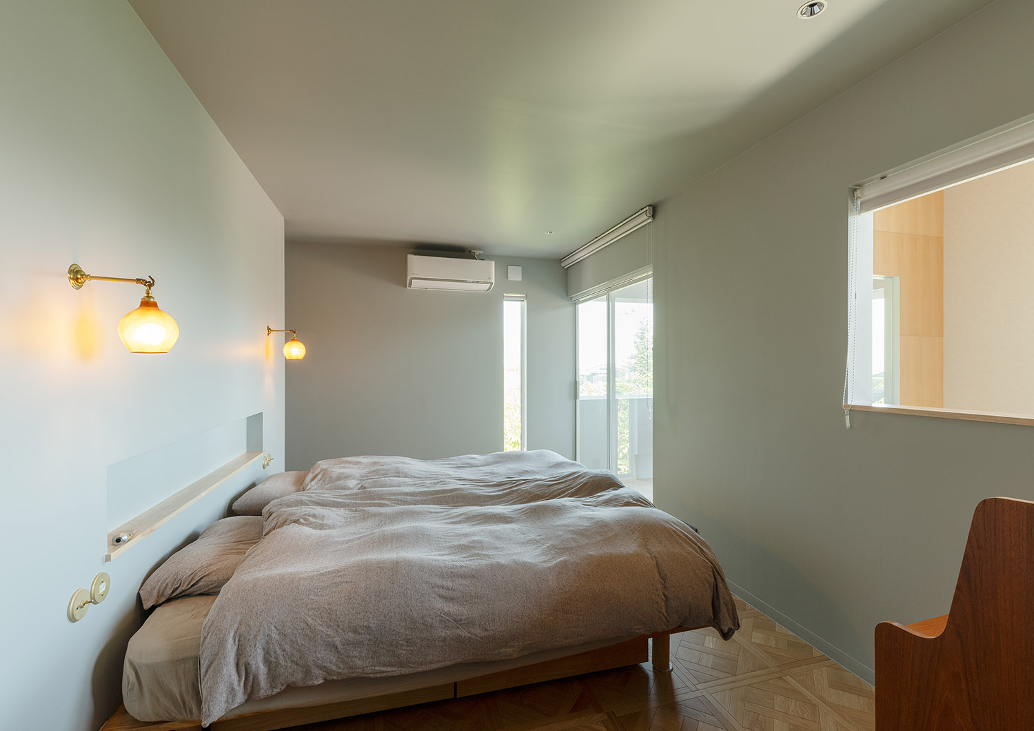 壁にレトロな間接照明を取り付けたおしゃれな寝室・デザイン住宅 注文住宅・デザイン住宅建築実例_『CASE767 ウチソトのドマ』_寝室