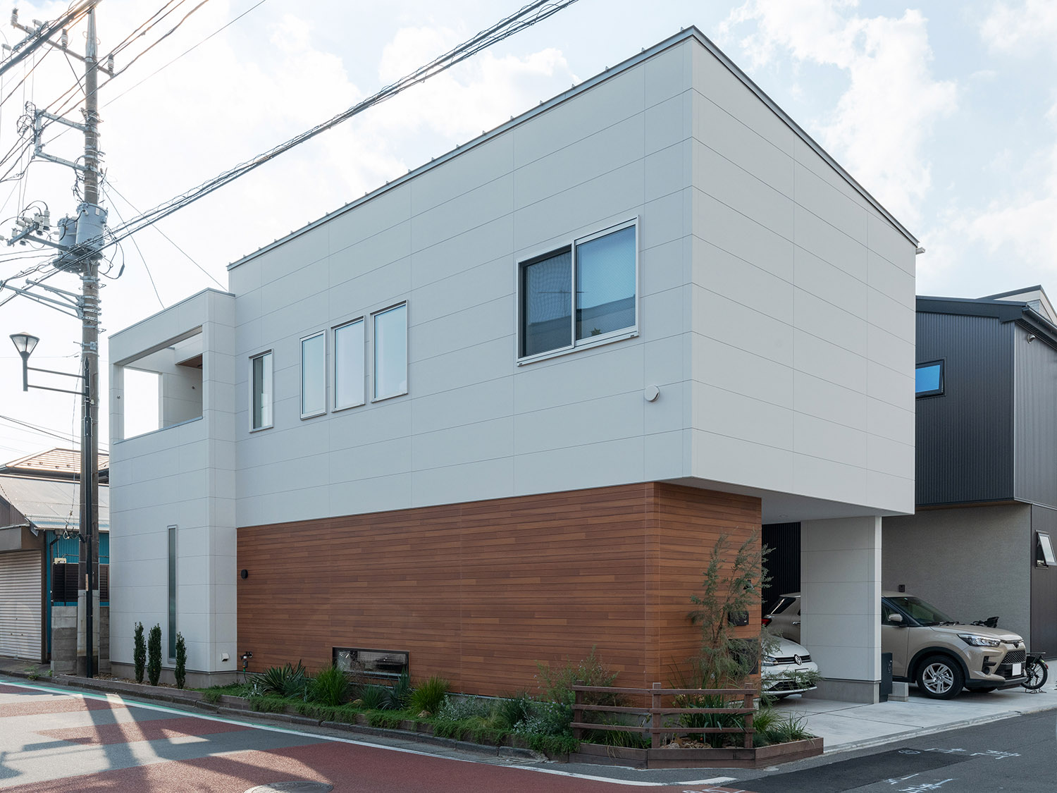 白と木目のシンプルでキューブ状の外観の家・デザイン住宅 注文住宅・デザイン住宅建築実例_『CASE770 籠(こ)もれる家』_外観