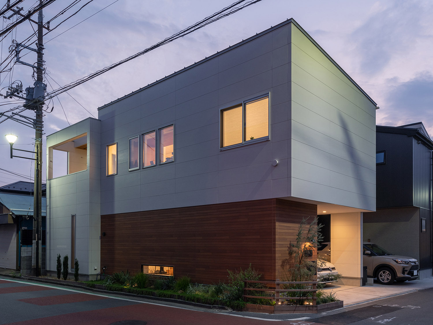 角地に建つシンプルな外観の家・デザイン住宅 注文住宅・デザイン住宅建築実例_『CASE770 籠(こ)もれる家』_外観