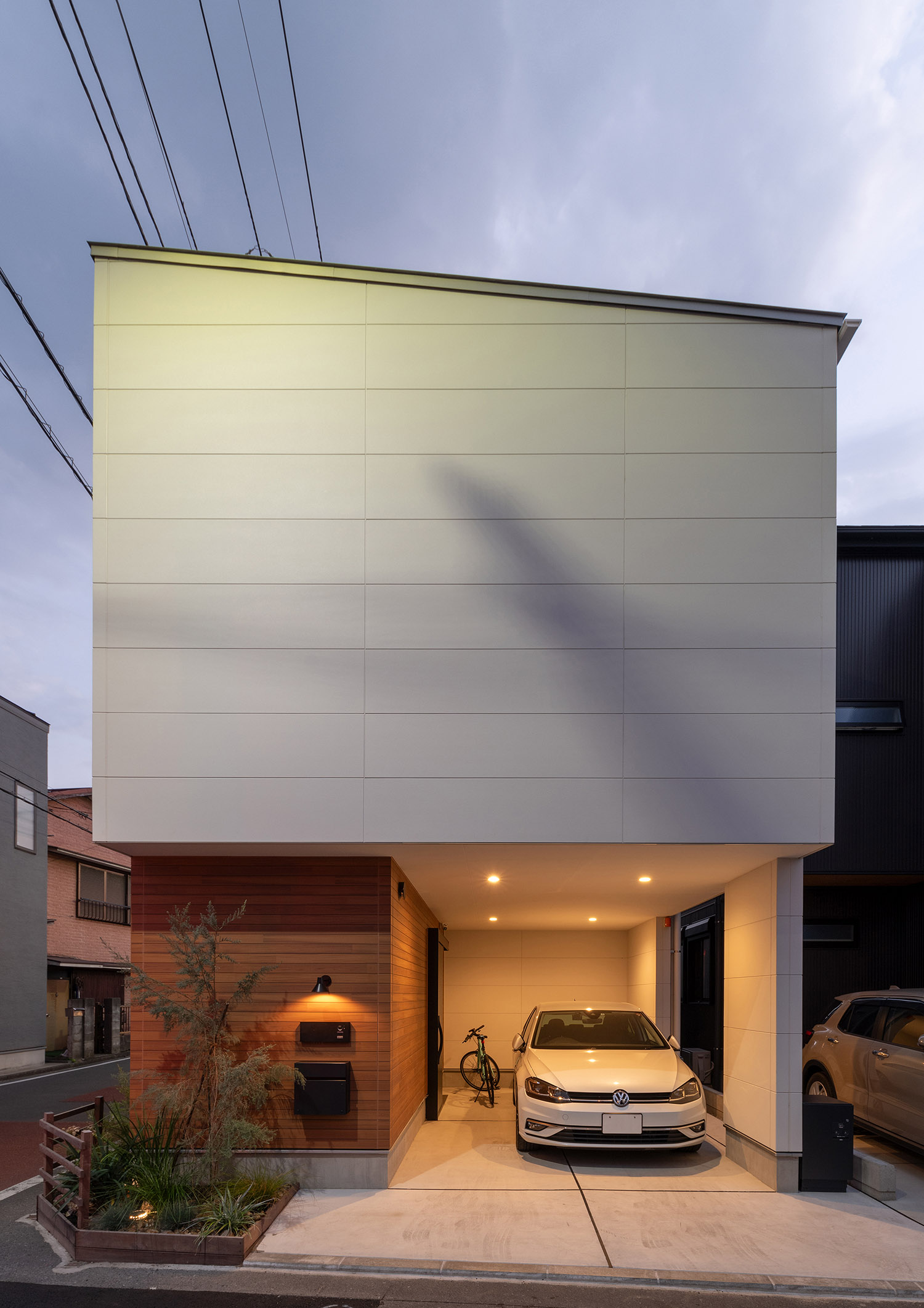 白い壁で斜め屋根の窓がない外観の家・デザイン住宅 注文住宅・デザイン住宅建築実例_『CASE770 籠(こ)もれる家』_外観