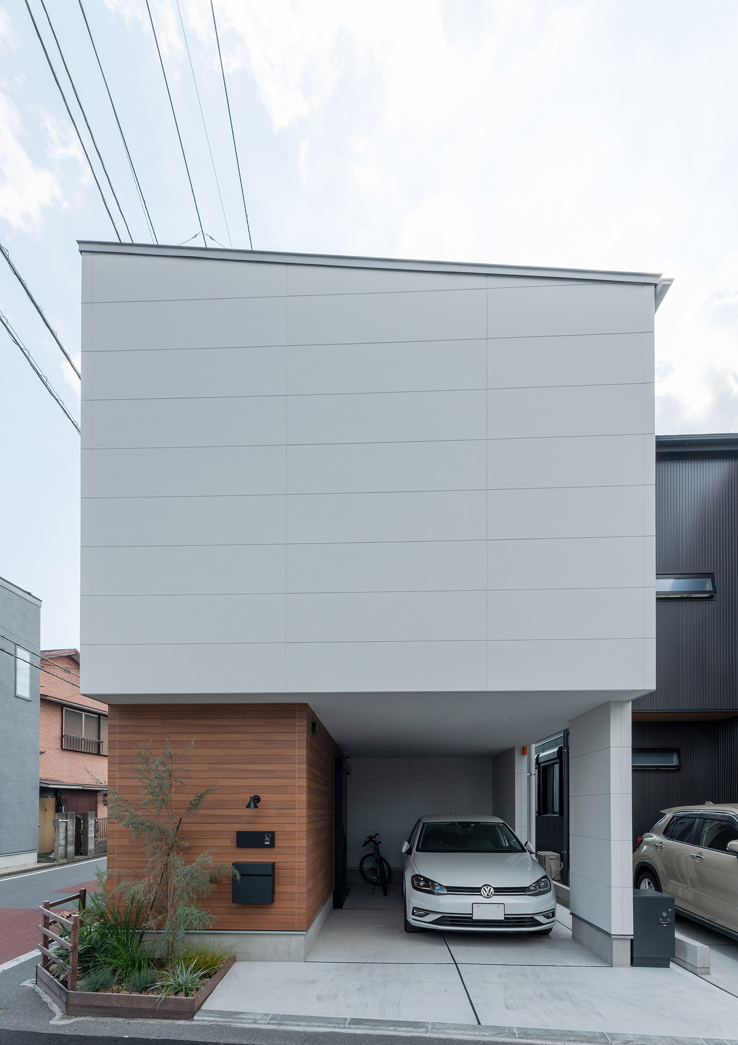 デザイン住宅建築実例_外観・注文住宅『CASE770 籠(こ)もれる家』の建築実例・施⼯例の写真・建物外観全体 注文住宅・デザイン住宅建築実例_『CASE770 籠(こ)もれる家』_外観