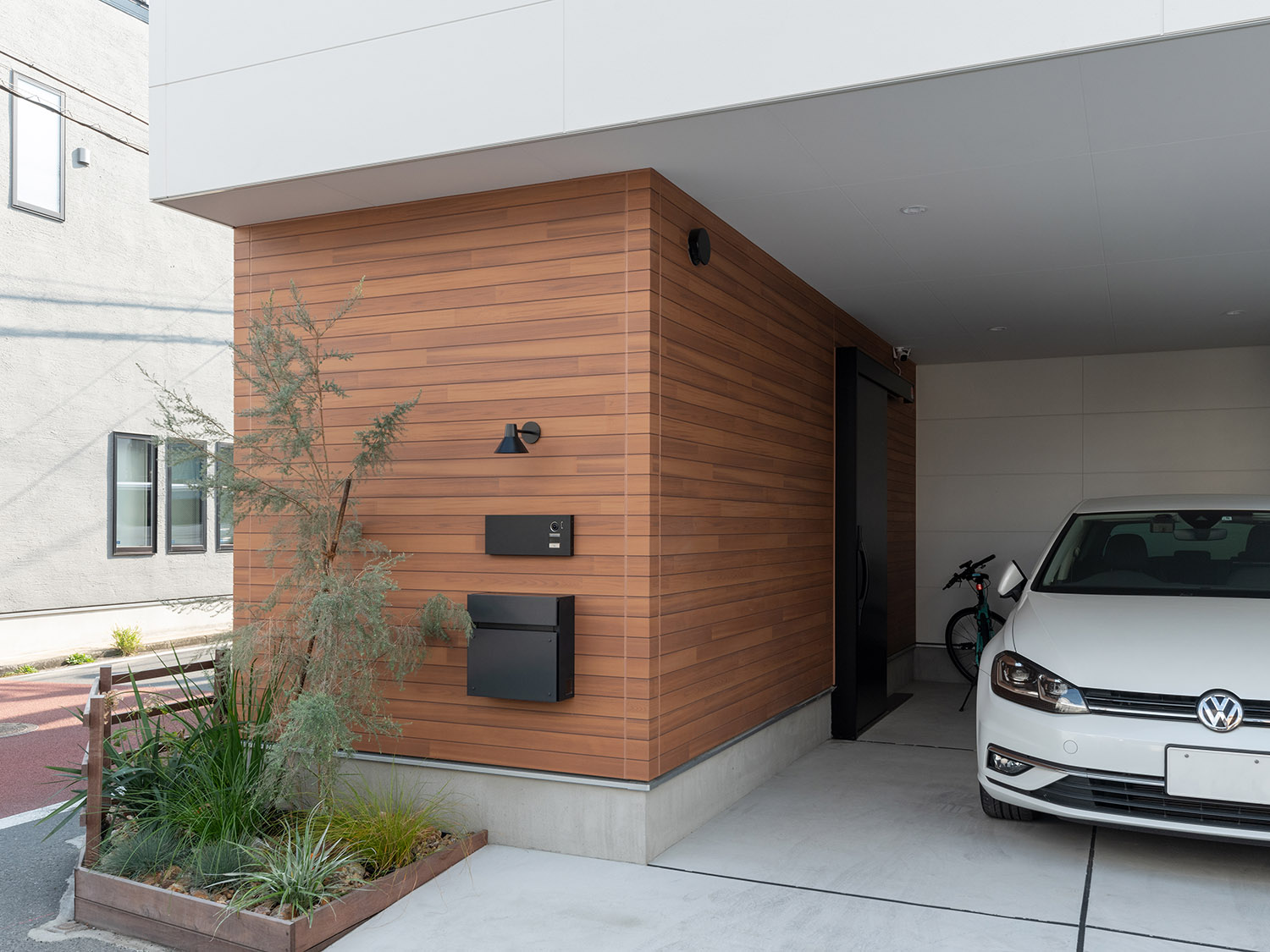 木目の壁のインナーガレージがある家・デザイン住宅 注文住宅・デザイン住宅建築実例_『CASE770 籠(こ)もれる家』_外観