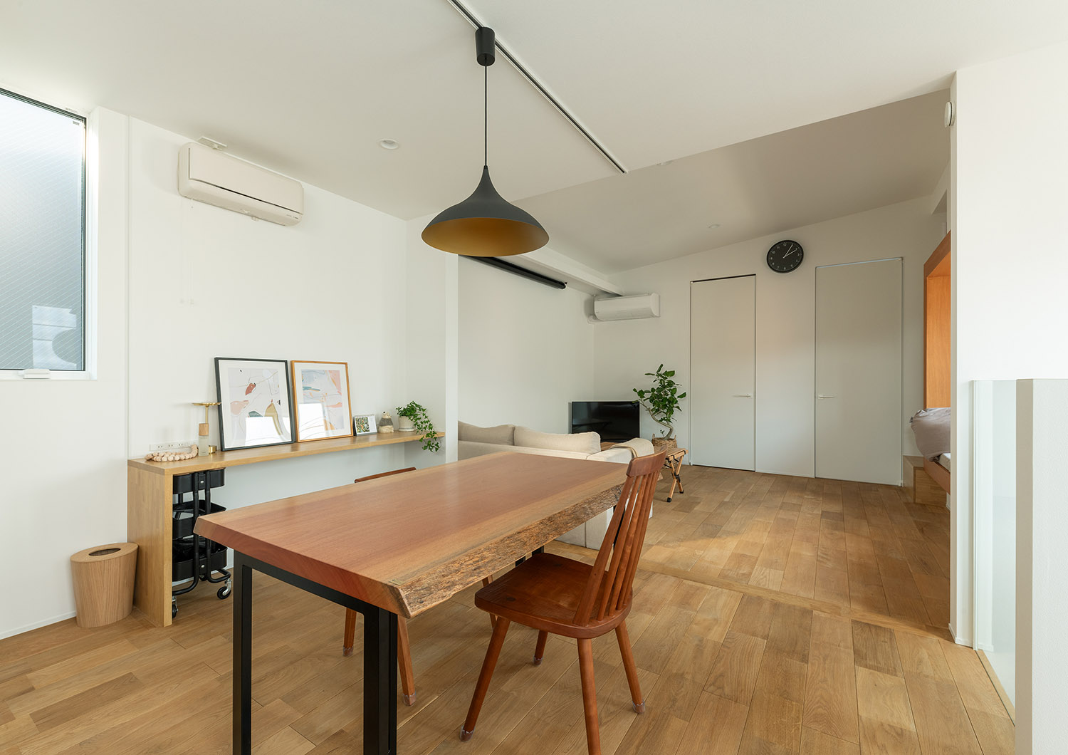 一枚板のダイニングテーブルにおしゃれなペンダントライトがあるLDK・デザイン住宅 注文住宅・デザイン住宅建築実例_『CASE770 籠(こ)もれる家』_LDK