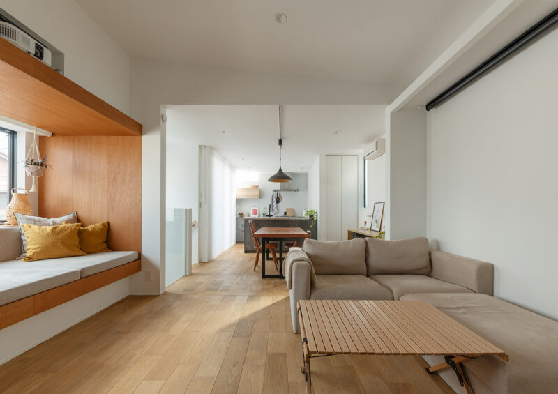 広いLDKの一角に、ヌックのおこもりスペースを用意した二人暮らしの家