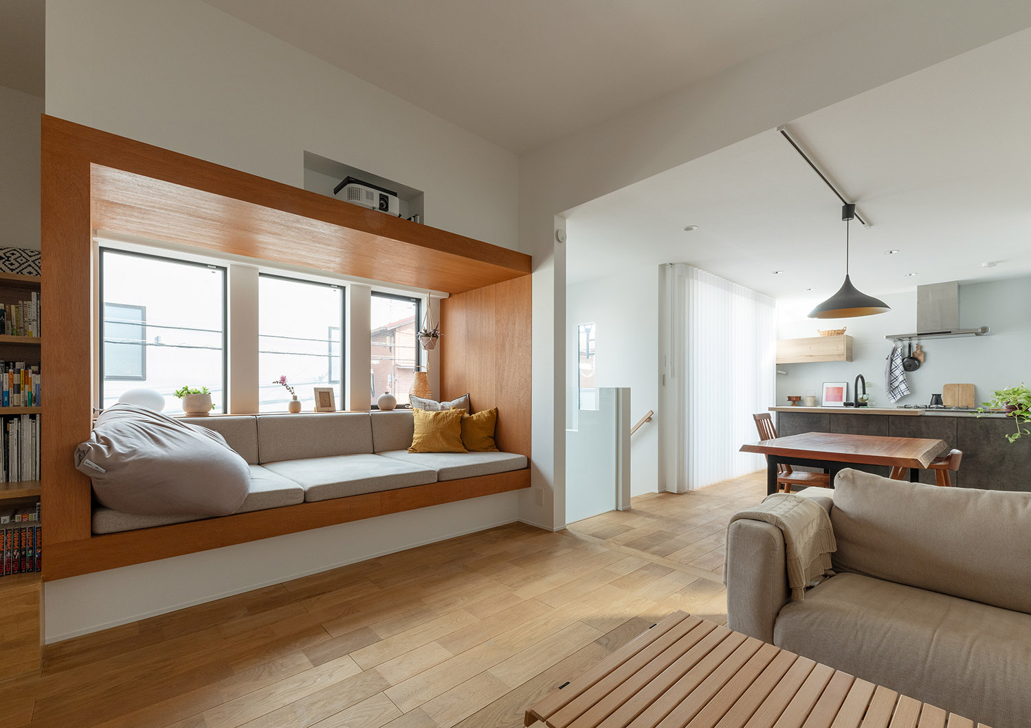 木の壁に囲まれた造作ベンチがあるおしゃれなLDK・デザイン住宅 注文住宅・デザイン住宅建築実例_『CASE770 籠(こ)もれる家』_LDK