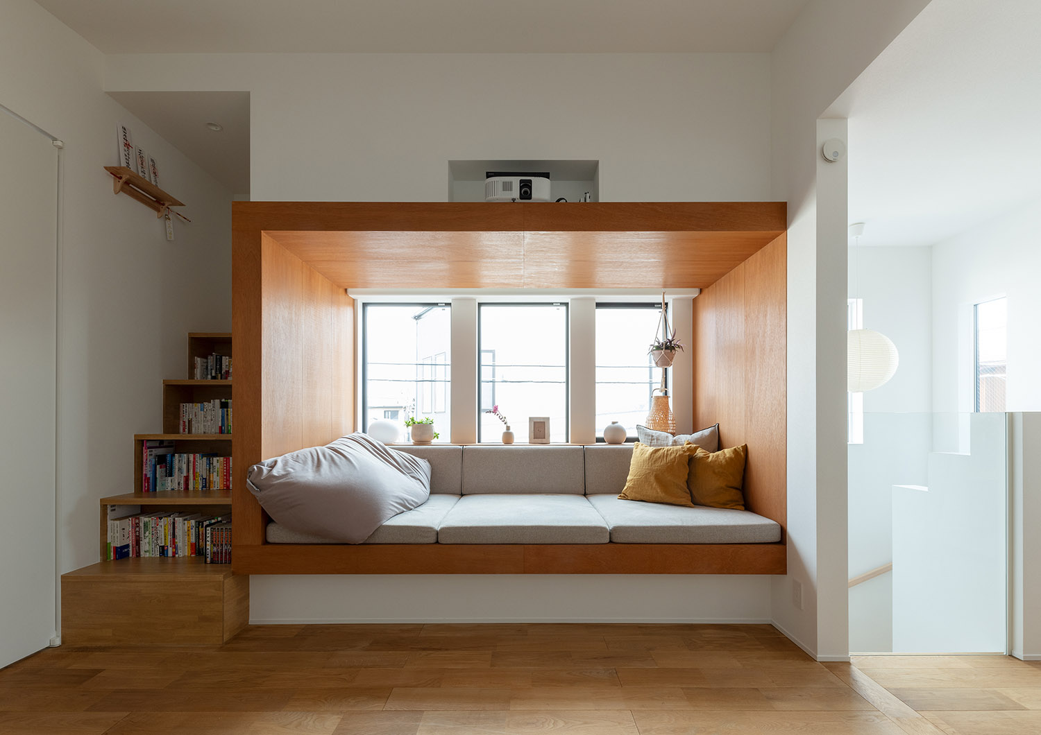 ヌックの窓から外の景色が見えるLDK・デザイン住宅 注文住宅・デザイン住宅建築実例_『CASE770 籠(こ)もれる家』_LDK