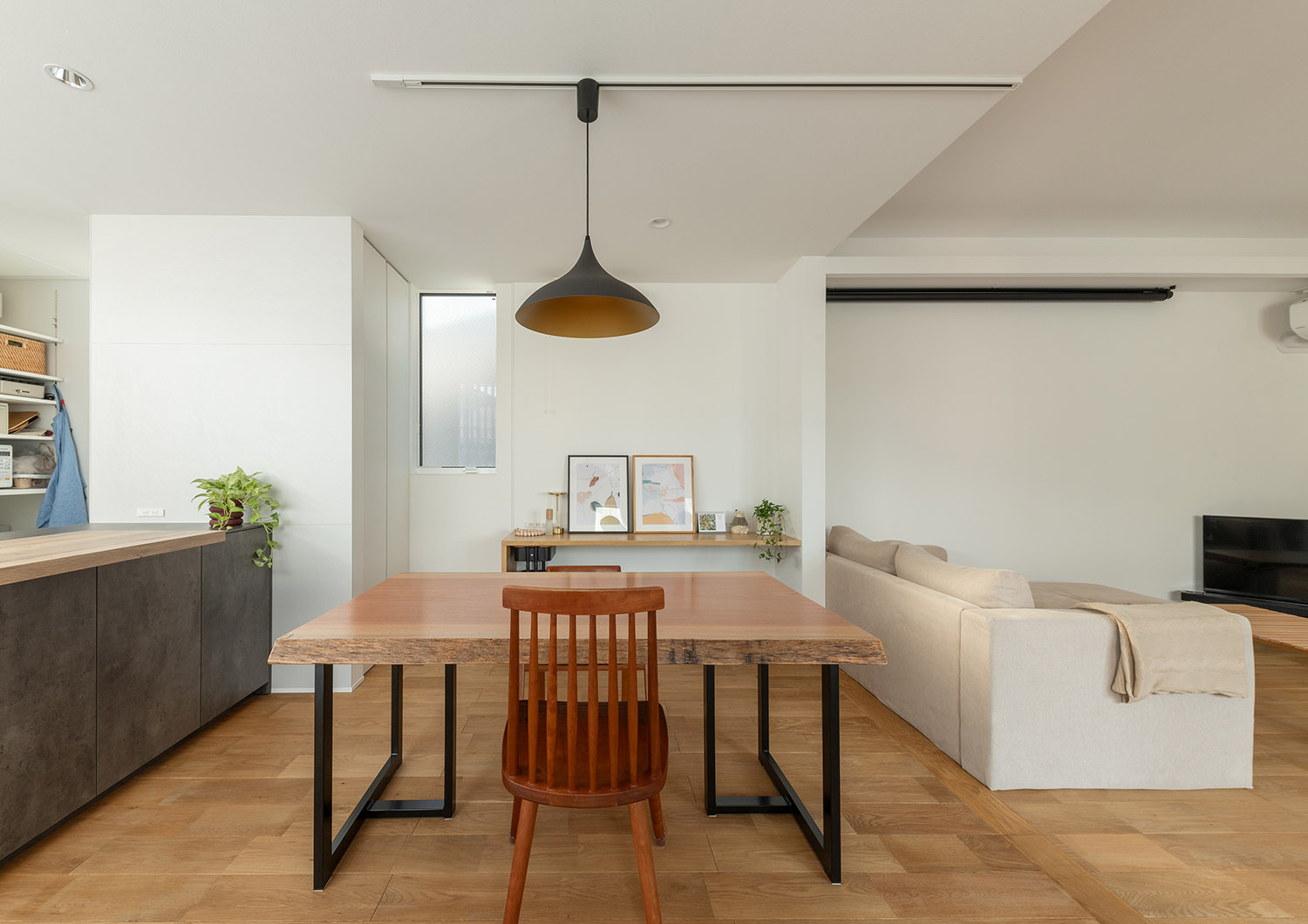 木の温かみが感じられるシンプルでナチュラルなLDK・デザイン住宅 注文住宅・デザイン住宅建築実例_『CASE770 籠(こ)もれる家』_LDK