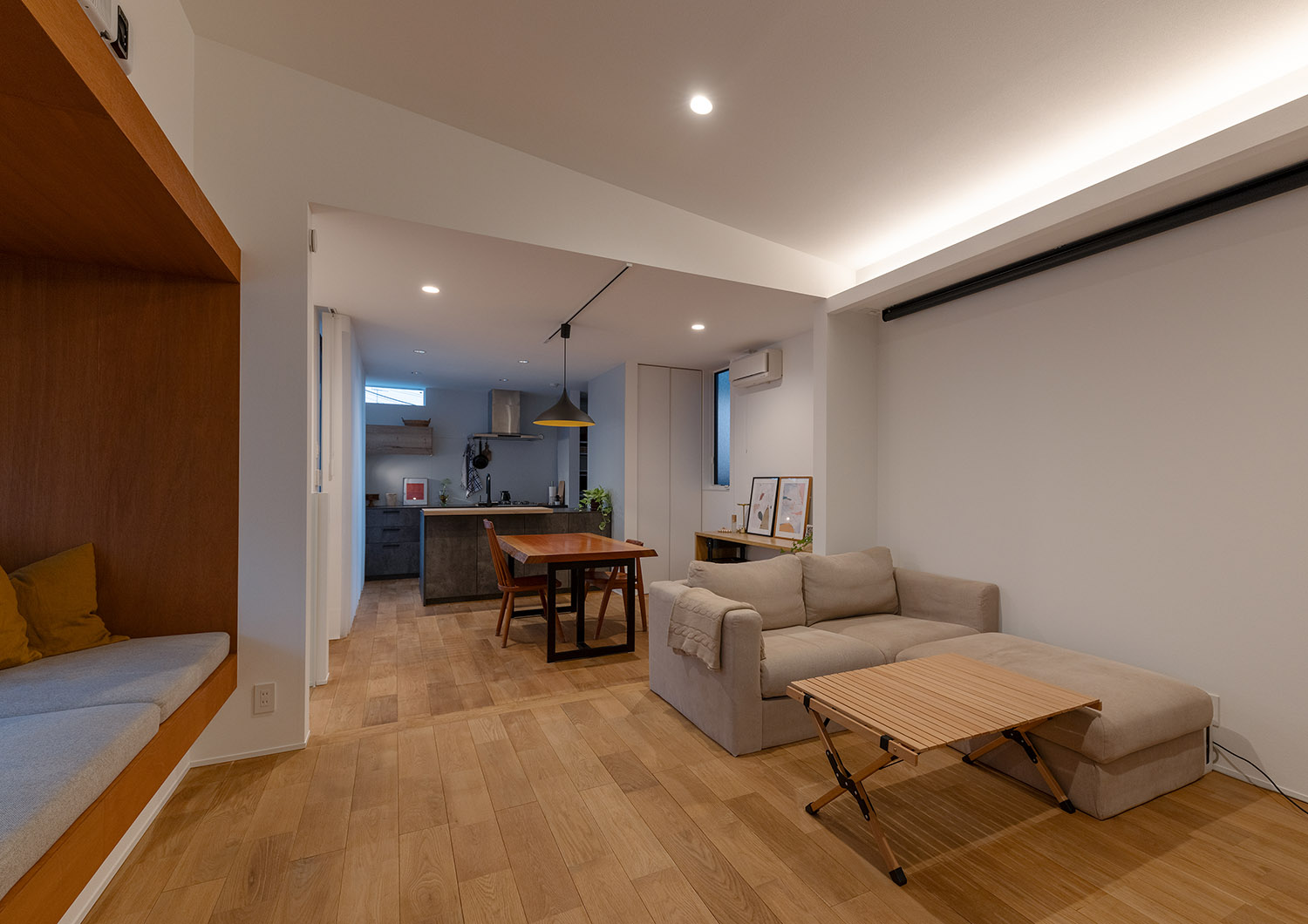 壁際に間接照明を取り付けたシンプルですっきりしたLDK・デザイン住宅 注文住宅・デザイン住宅建築実例_『CASE770 籠(こ)もれる家』_LDK