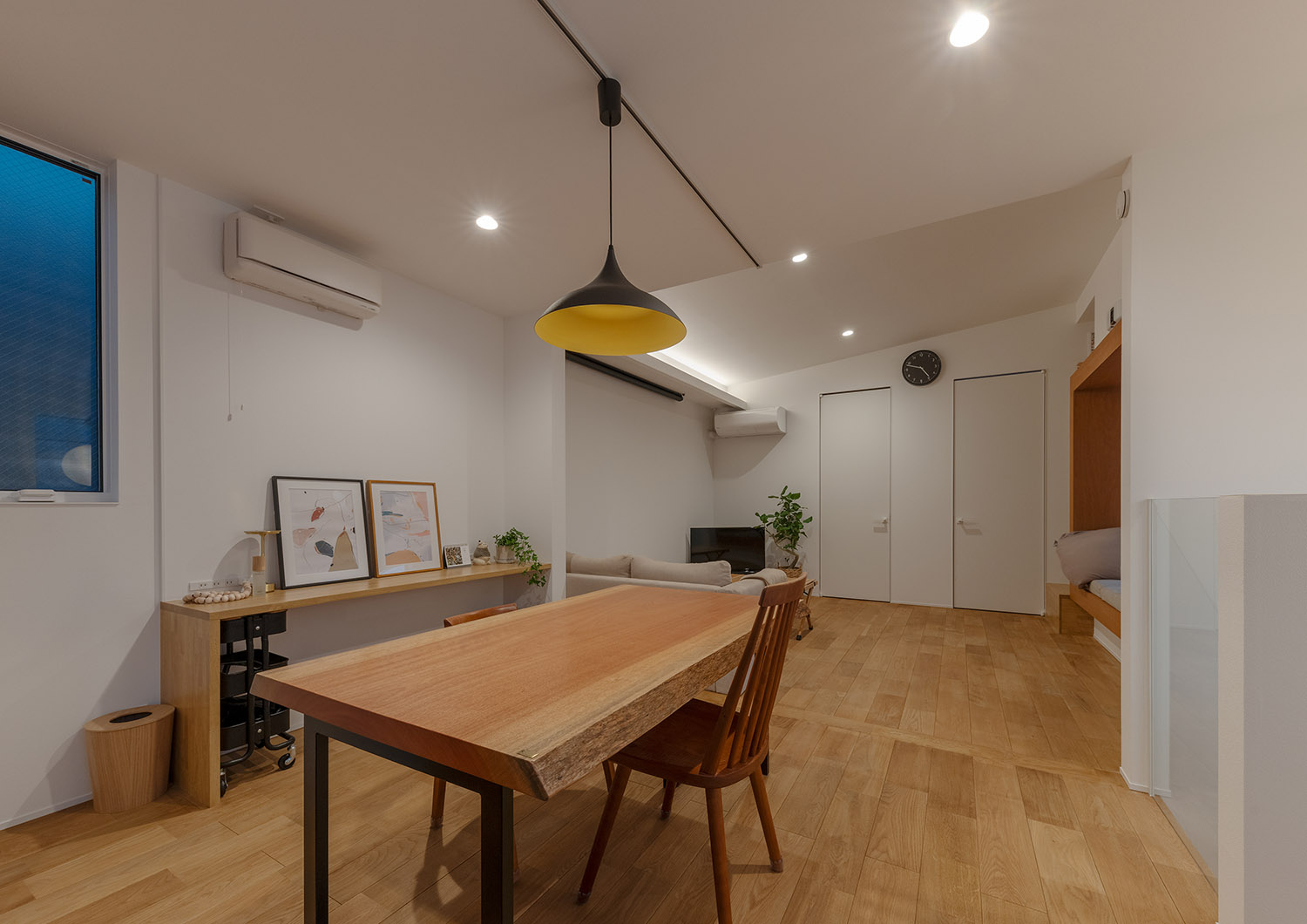 壁付けデスクにインテリアをディスプレイしたおしゃれなLDK・デザイン住宅 注文住宅・デザイン住宅建築実例_『CASE770 籠(こ)もれる家』_LDK