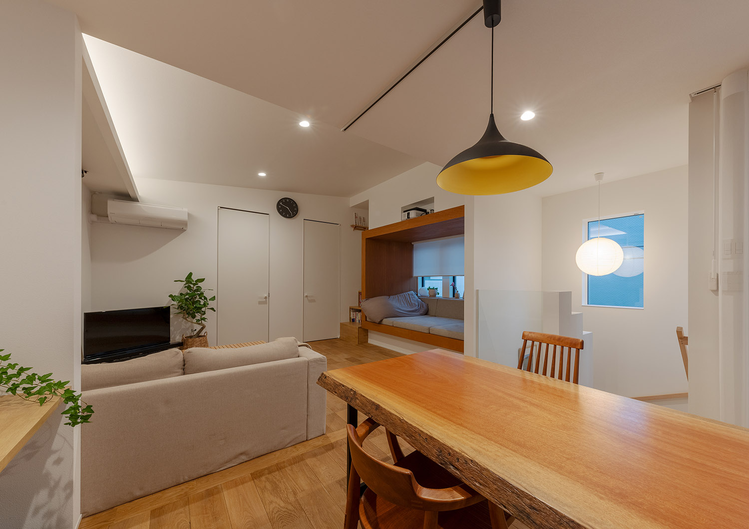 リビングとダイニングで天井の高さを変えた開放的なLDK・デザイン住宅 注文住宅・デザイン住宅建築実例_『CASE770 籠(こ)もれる家』_LDK