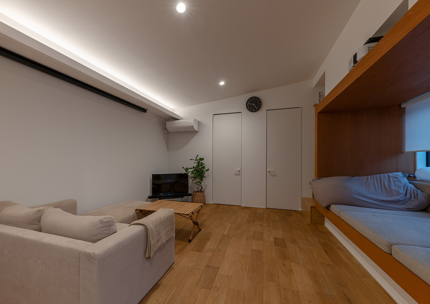 ダウンライトと間接照明を取り付けたシンプルでナチュラルなLDK・デザイン住宅 注文住宅・デザイン住宅建築実例_『CASE770 籠(こ)もれる家』_LDK