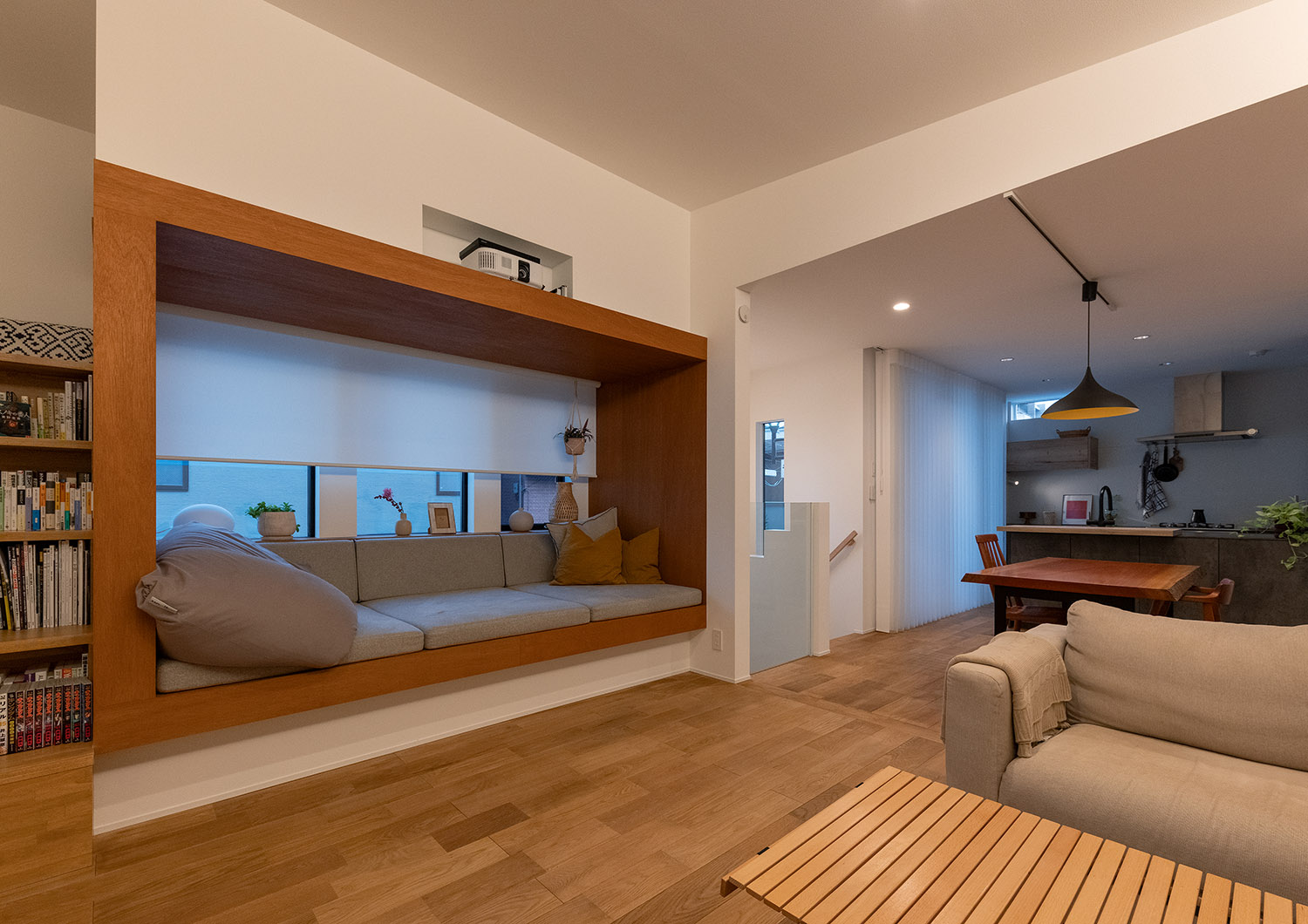 プロジェクターを設置するスペースを取り付けたホームシアターのあるLDK・デザイン住宅 注文住宅・デザイン住宅建築実例_『CASE770 籠(こ)もれる家』_LDK