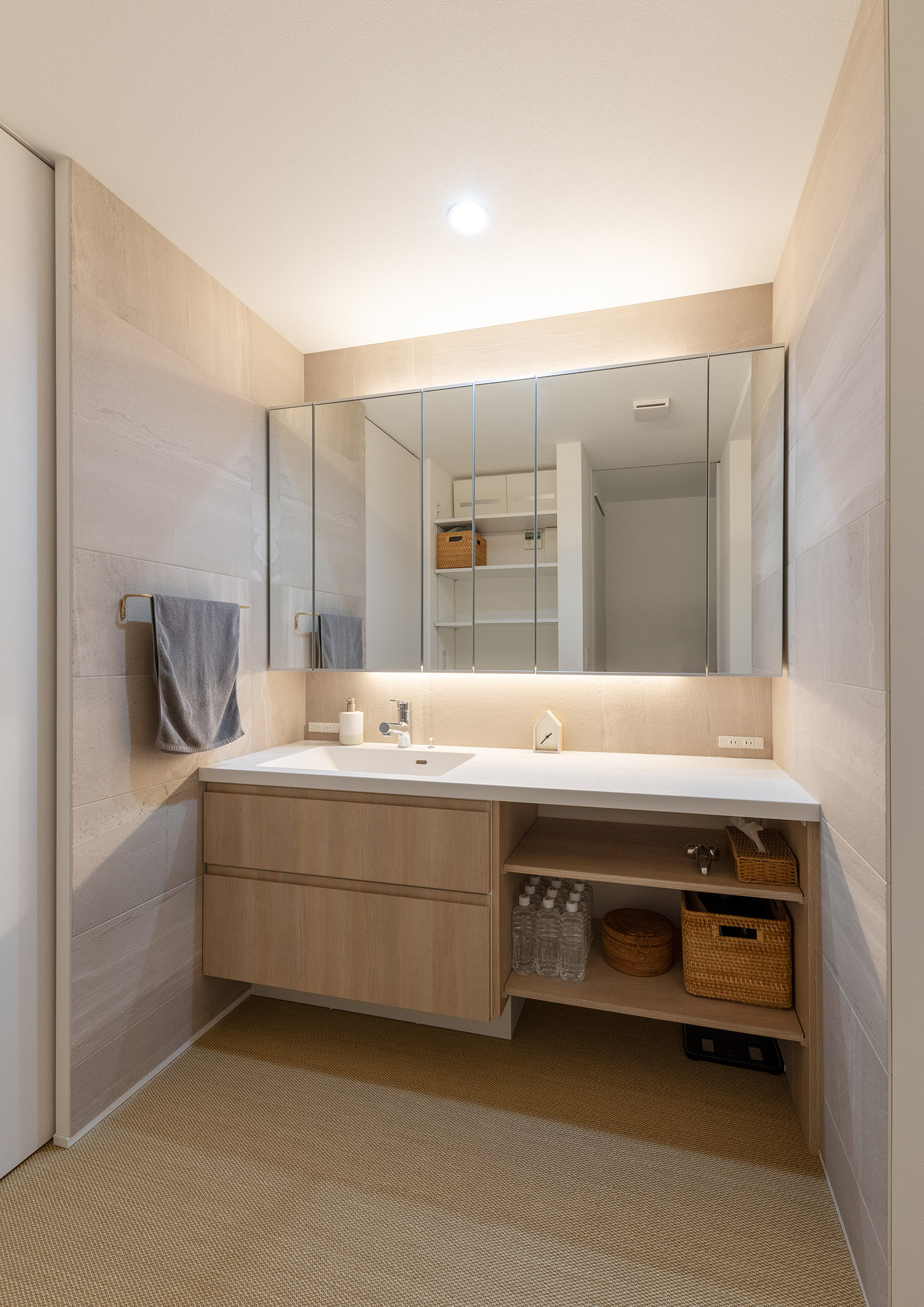 ミラーキャビネットの後ろに間接照明を取り付けた明るくておしゃれな洗面所・デザイン住宅 注文住宅・デザイン住宅建築実例_『CASE770 籠(こ)もれる家』_浴室・洗面所