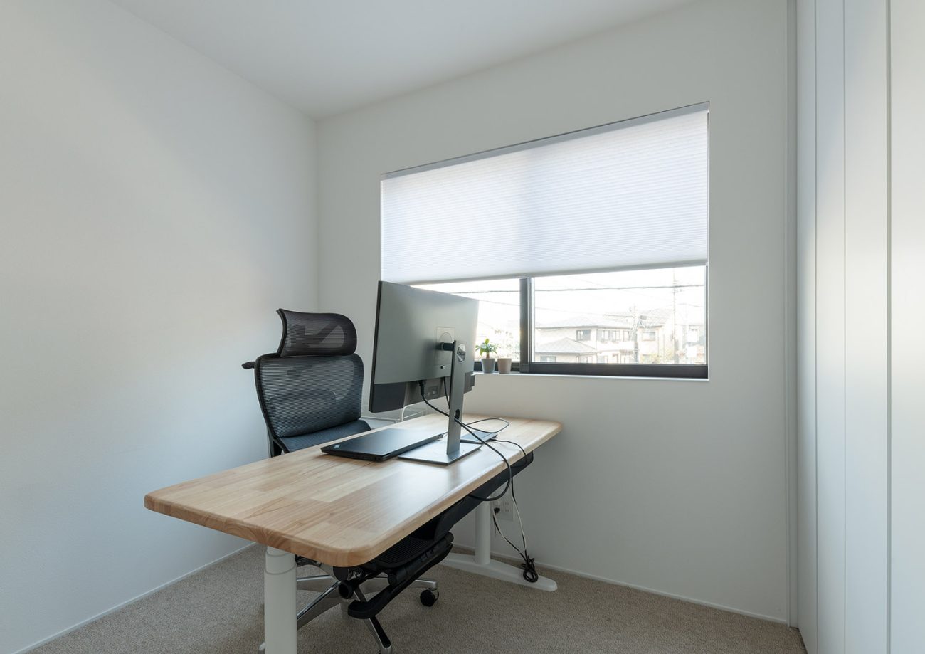 デスクを置いた窓付きのシンプルな書斎・デザイン住宅 注文住宅・デザイン住宅建築実例_『CASE770 籠(こ)もれる家』_書斎