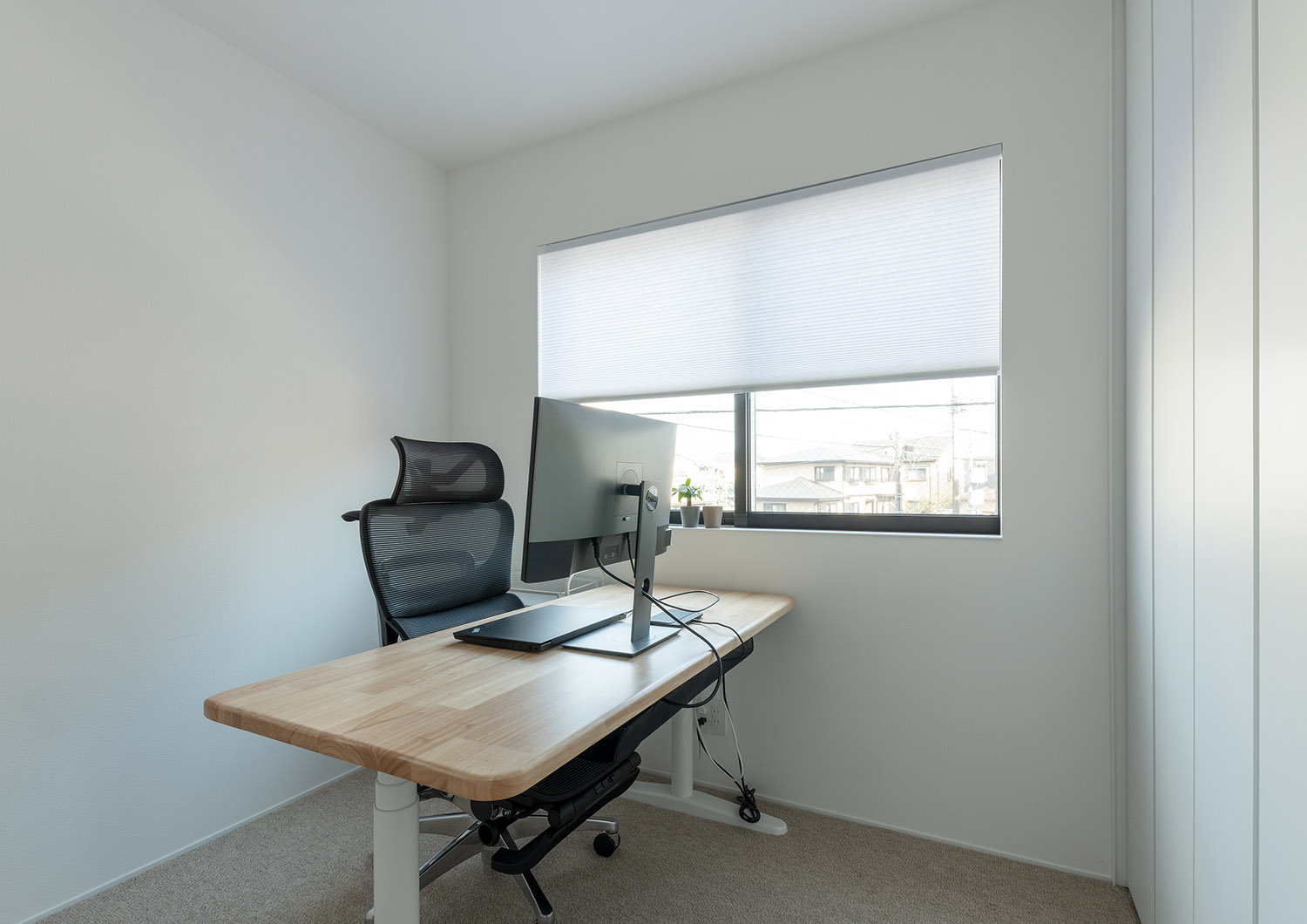 デスクを置いた窓付きのシンプルな書斎・デザイン住宅 注文住宅・デザイン住宅建築実例_『CASE770 籠(こ)もれる家』_書斎