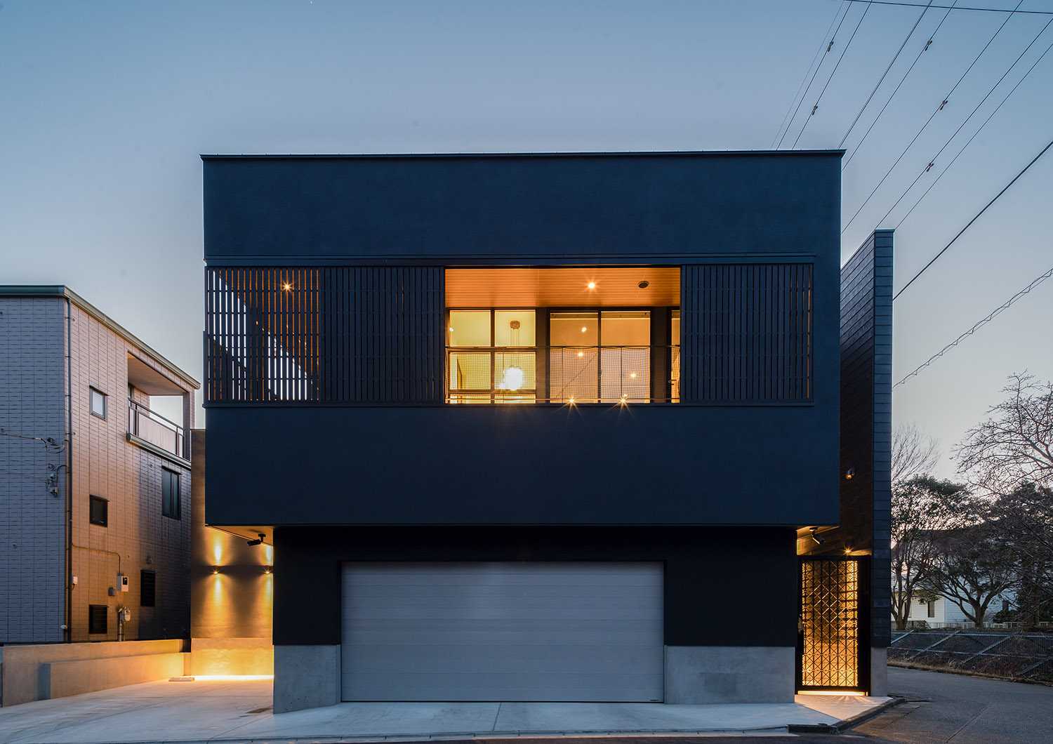 バルコニーから光が漏れるスクエアな外観のおしゃれな家・デザイン住宅 注文住宅・デザイン住宅建築実例_『CASE771 VOIDS』_外観