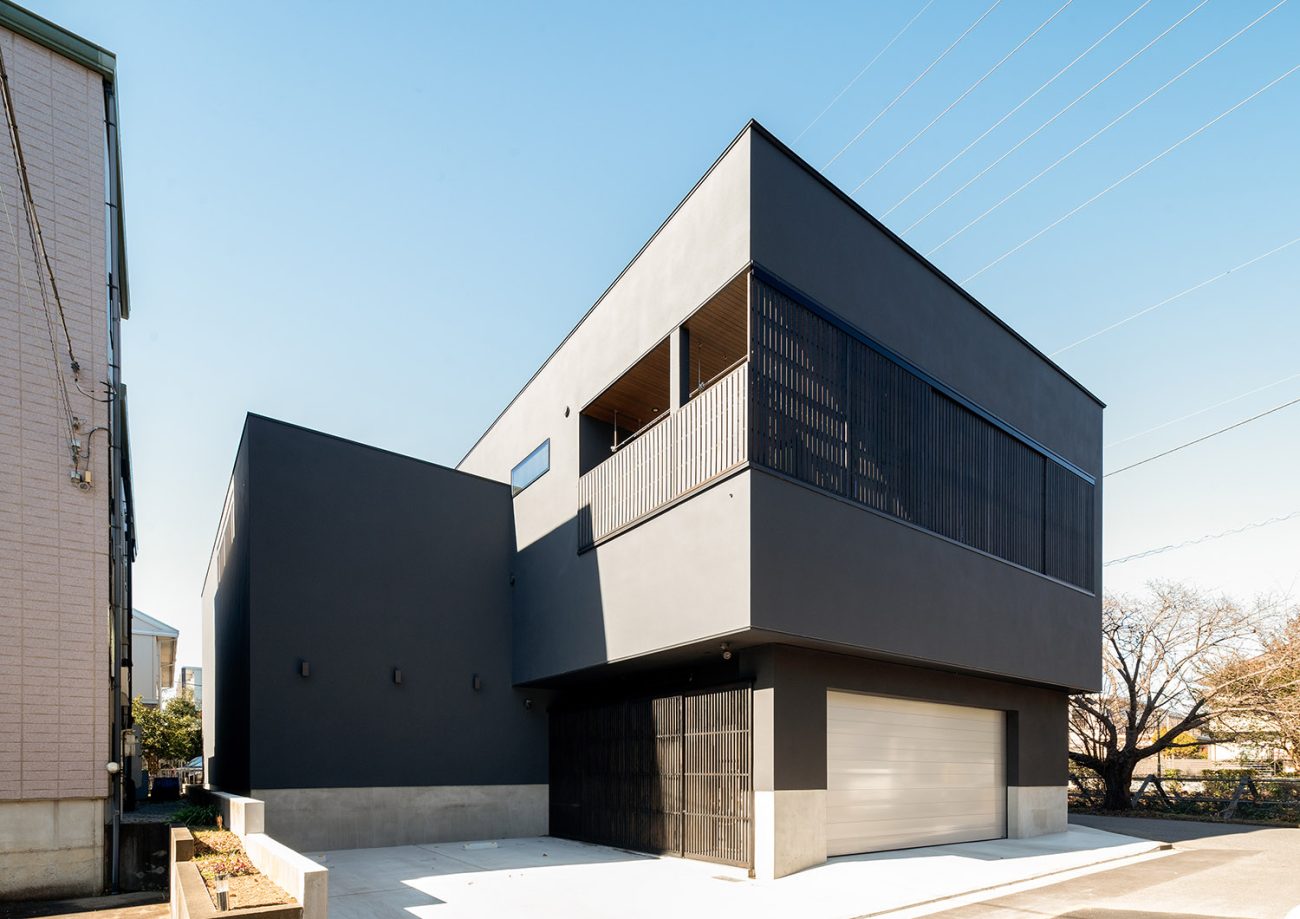 広い駐車場とシャッター付きのインナーガレージが両方ある家・デザイン住宅 注文住宅・デザイン住宅建築実例_『CASE771 VOIDS』_外観