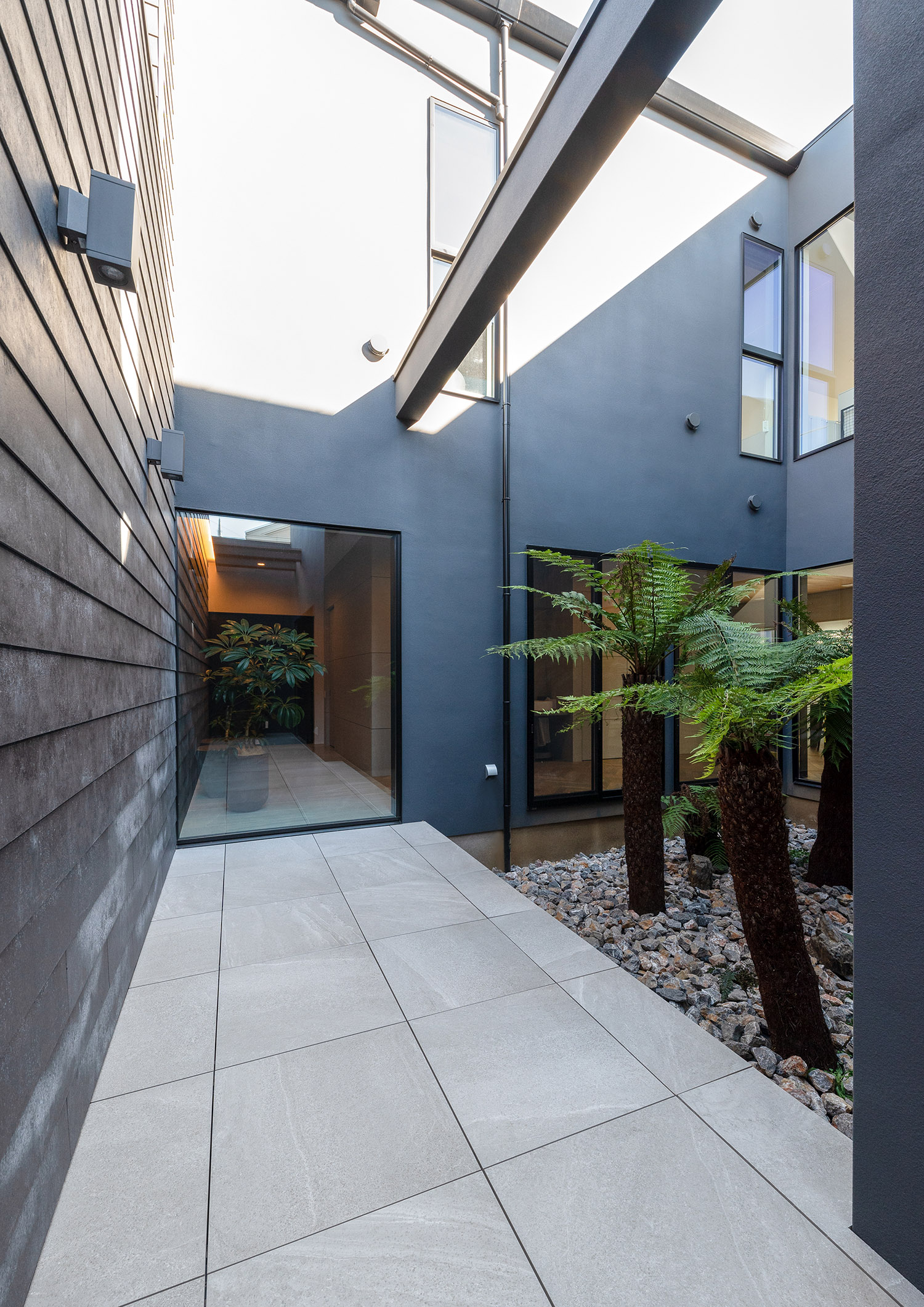 高い壁に囲まれたプライベートな中庭・デザイン住宅 注文住宅・デザイン住宅建築実例_『CASE771 VOIDS』_テラス・バルコニー