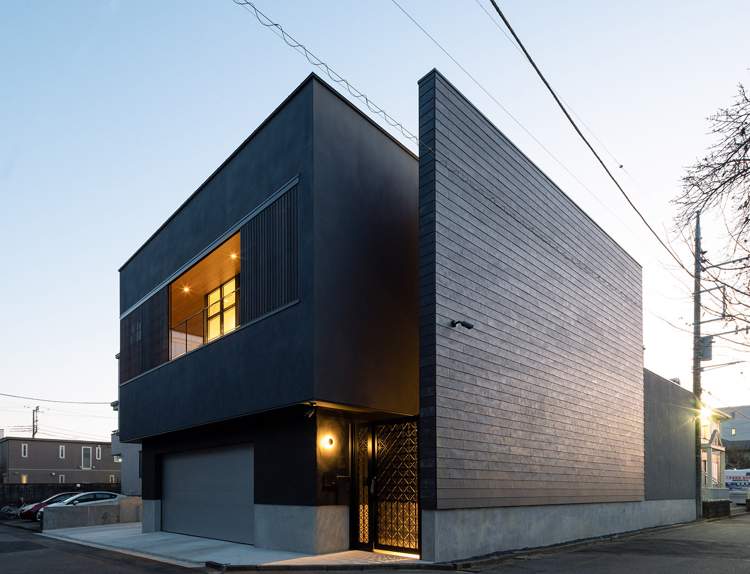 高い目隠し壁やバルコニーがある高級感があるスクエアな外観の家・デザイン住宅 注文住宅・デザイン住宅建築実例_『CASE771 VOIDS』_外観