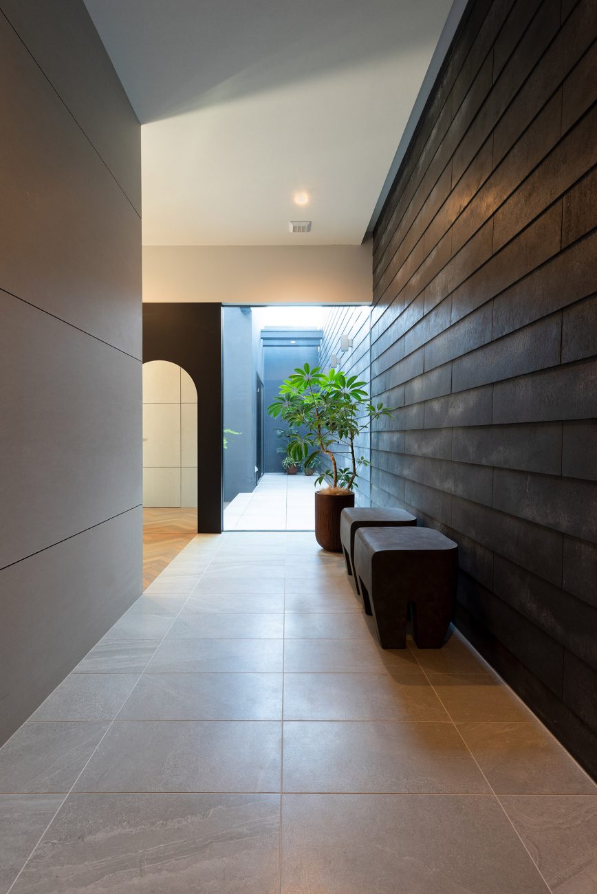 ホテルライクな広くて開放感がある玄関ポーチ・デザイン住宅 注文住宅・デザイン住宅建築実例_『CASE771 VOIDS』_玄関