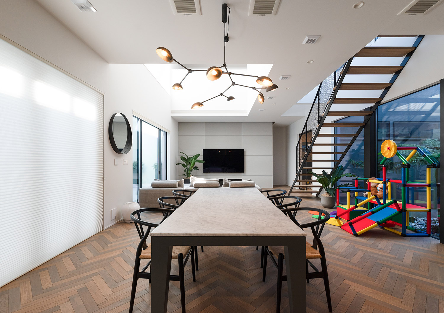 リビングイン階段や大きな窓があるヘリンボーン床のLDK・デザイン住宅 注文住宅・デザイン住宅建築実例_『CASE771 VOIDS』_LDK